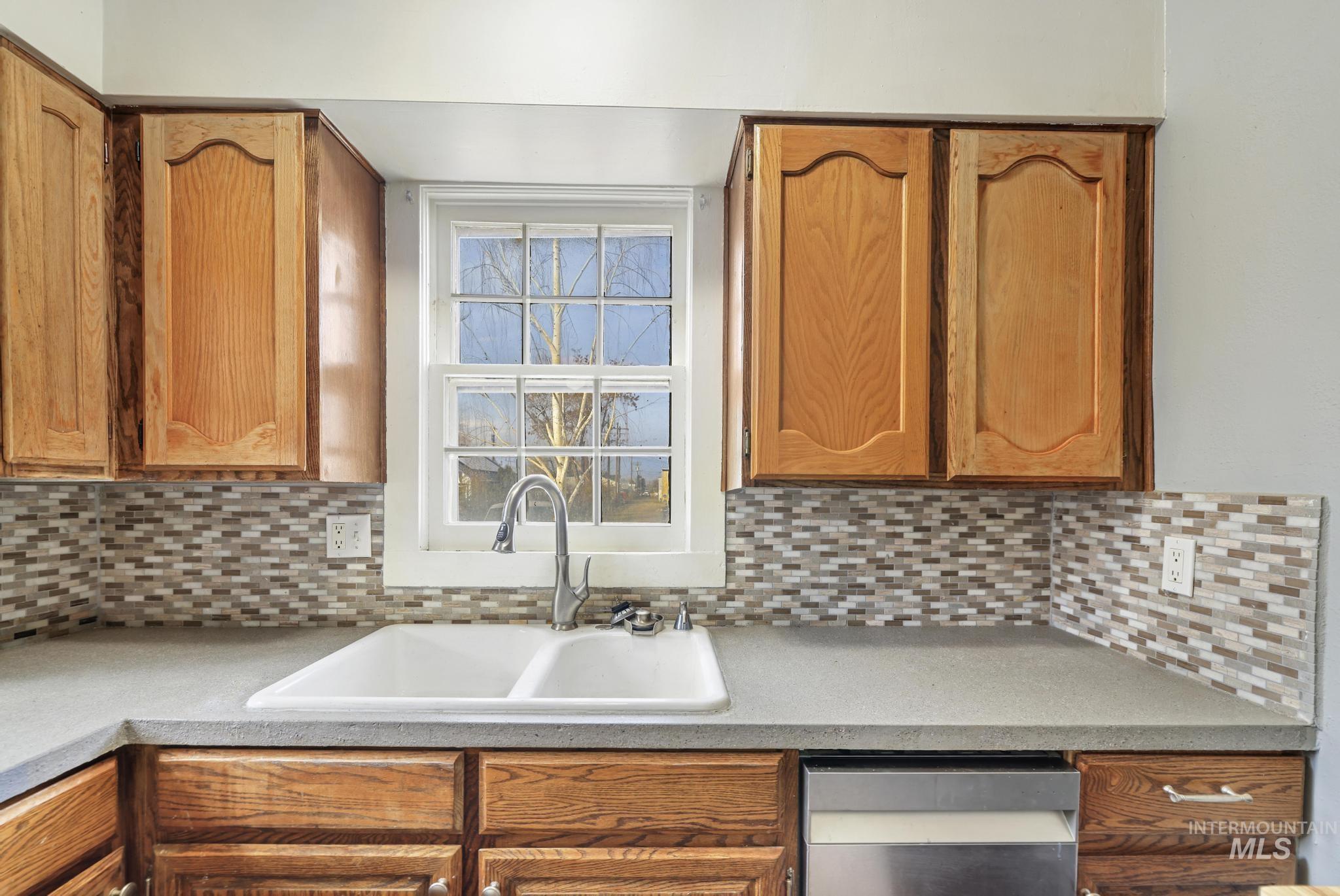 219 Madison St W, Kimberly, Idaho 83341-5152, 2 Bedrooms, 2 Bathrooms, Residential For Sale, Price $250,000, 98975793