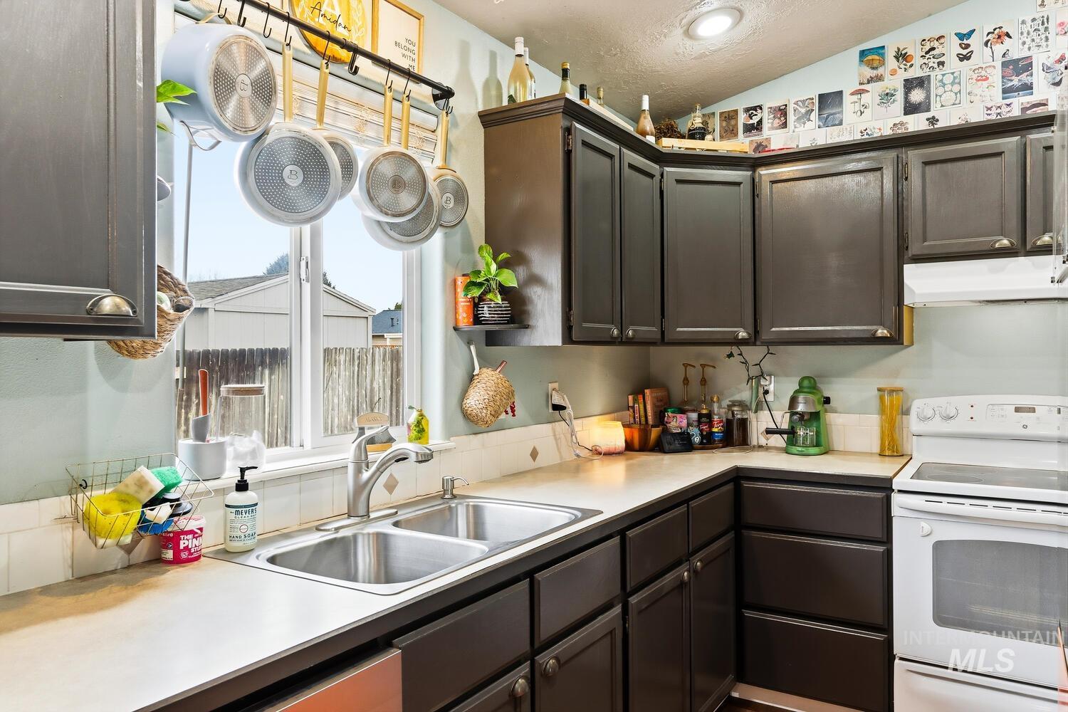 2712 Mink CT, Nampa, Idaho 83687, 3 Bedrooms, 2 Bathrooms, Residential For Sale, Price $355,000, 98975803