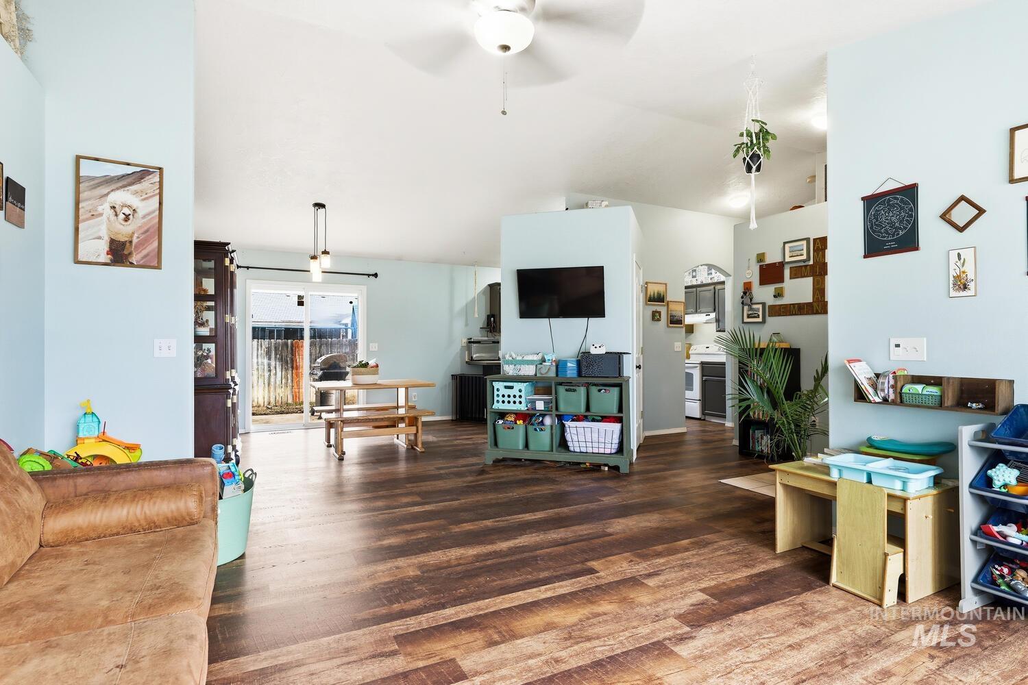 2712 Mink CT, Nampa, Idaho 83687, 3 Bedrooms, 2 Bathrooms, Residential For Sale, Price $355,000, 98975803