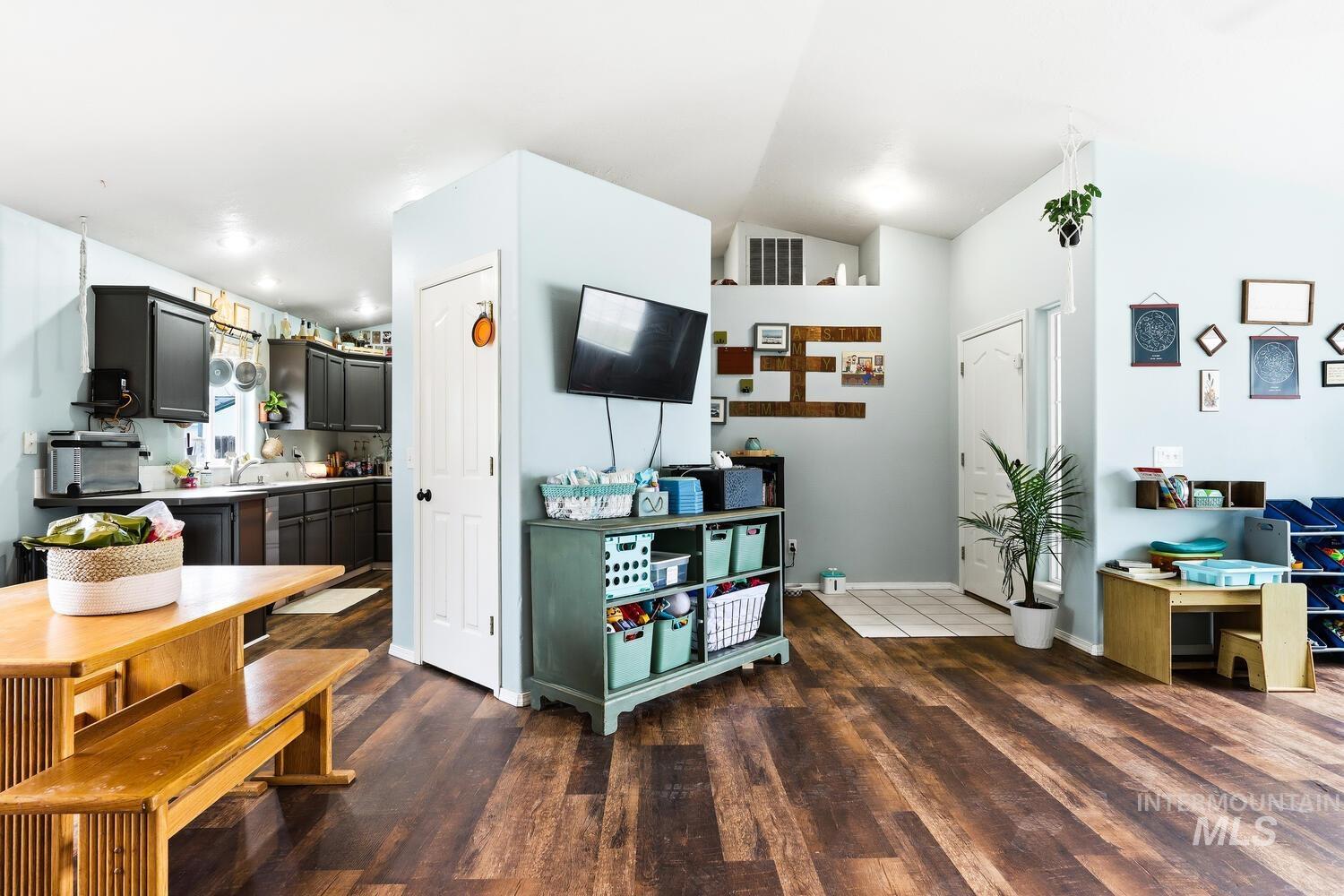 2712 Mink CT, Nampa, Idaho 83687, 3 Bedrooms, 2 Bathrooms, Residential For Sale, Price $355,000, 98975803