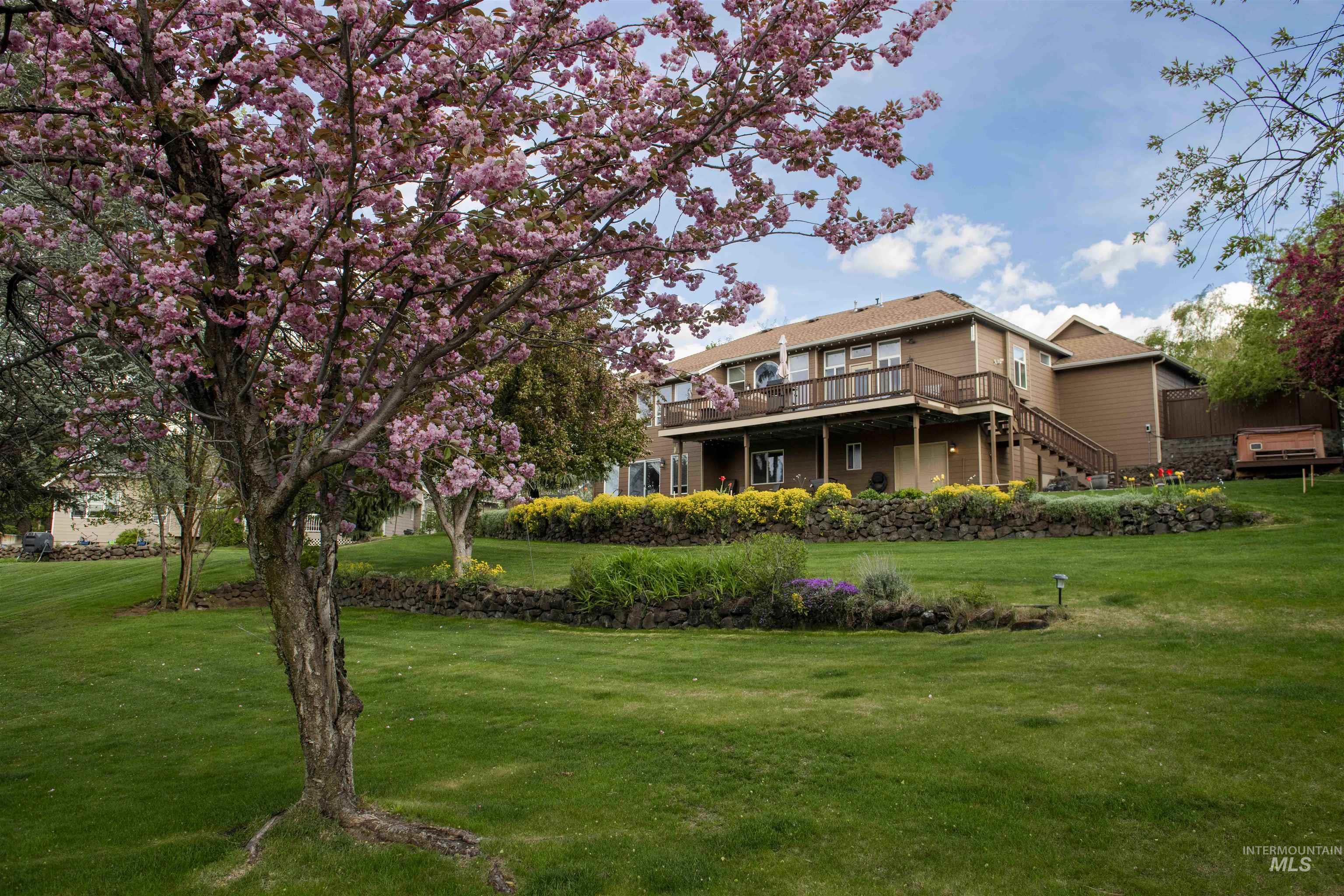 3780 Nicklaus Drive, Clarkston, Washington 99403, 4 Bedrooms, 3 Bathrooms, Residential For Sale, Price $699,000,MLS 98975837