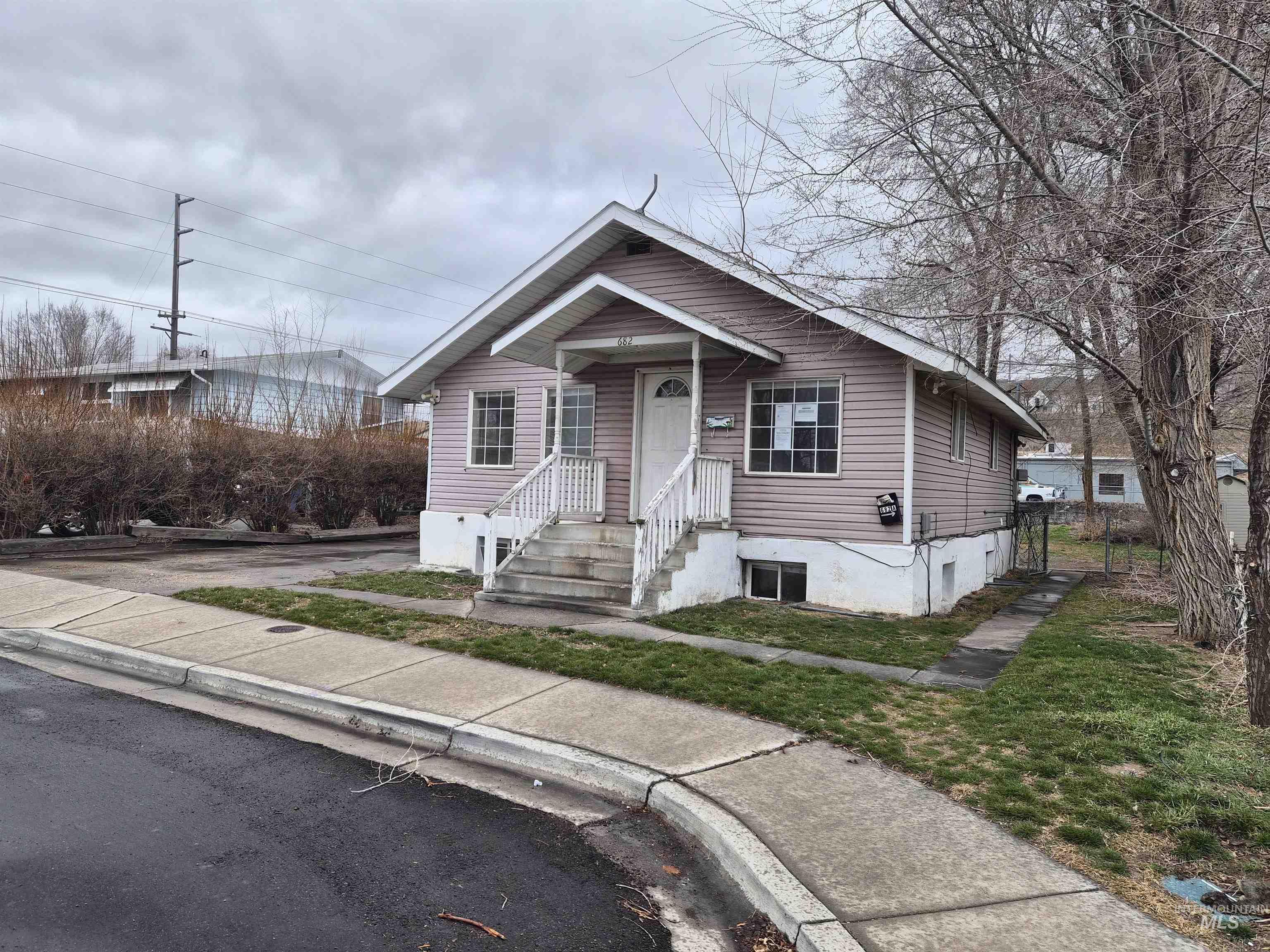 682 Randolph, Pocatello, Idaho 83201, 6 Bedrooms, 2 Bathrooms, Residential For Sale, Price $244,900,MLS 98975839