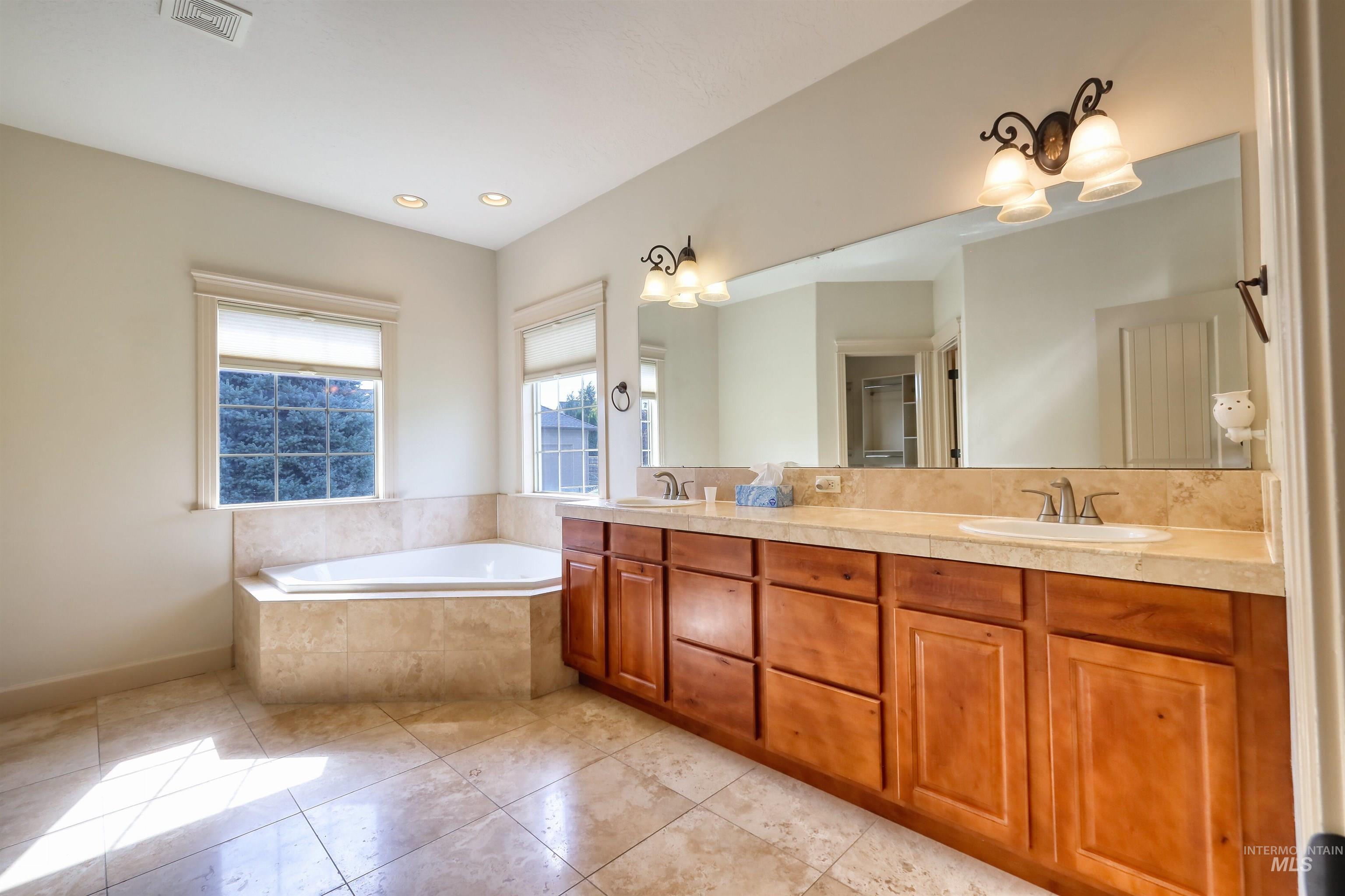 2813 S Bayhill Ct, Nampa, Idaho 83686, 3 Bedrooms, 3 Bathrooms, Residential For Sale, Price $648,000, 98975845