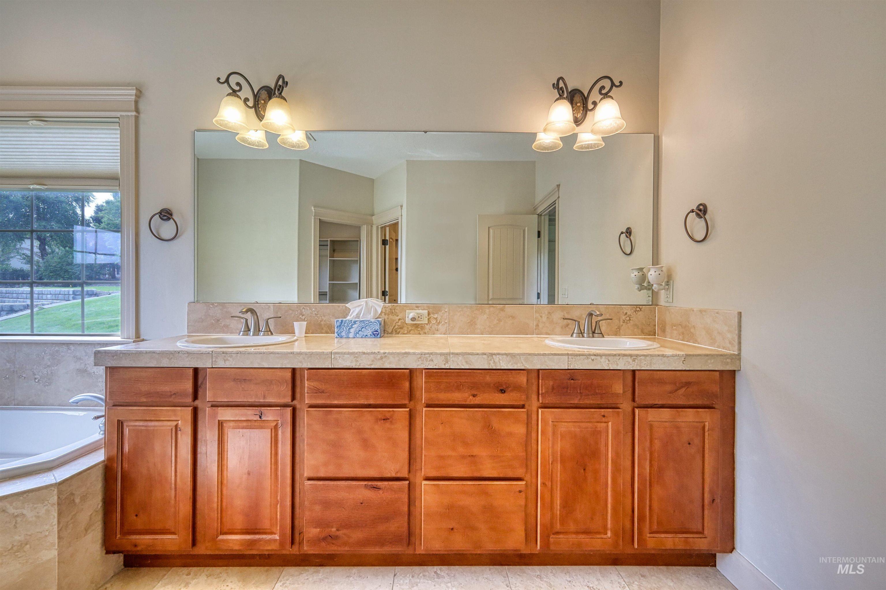 2813 S Bayhill Ct, Nampa, Idaho 83686, 3 Bedrooms, 3 Bathrooms, Residential For Sale, Price $648,000, 98975845