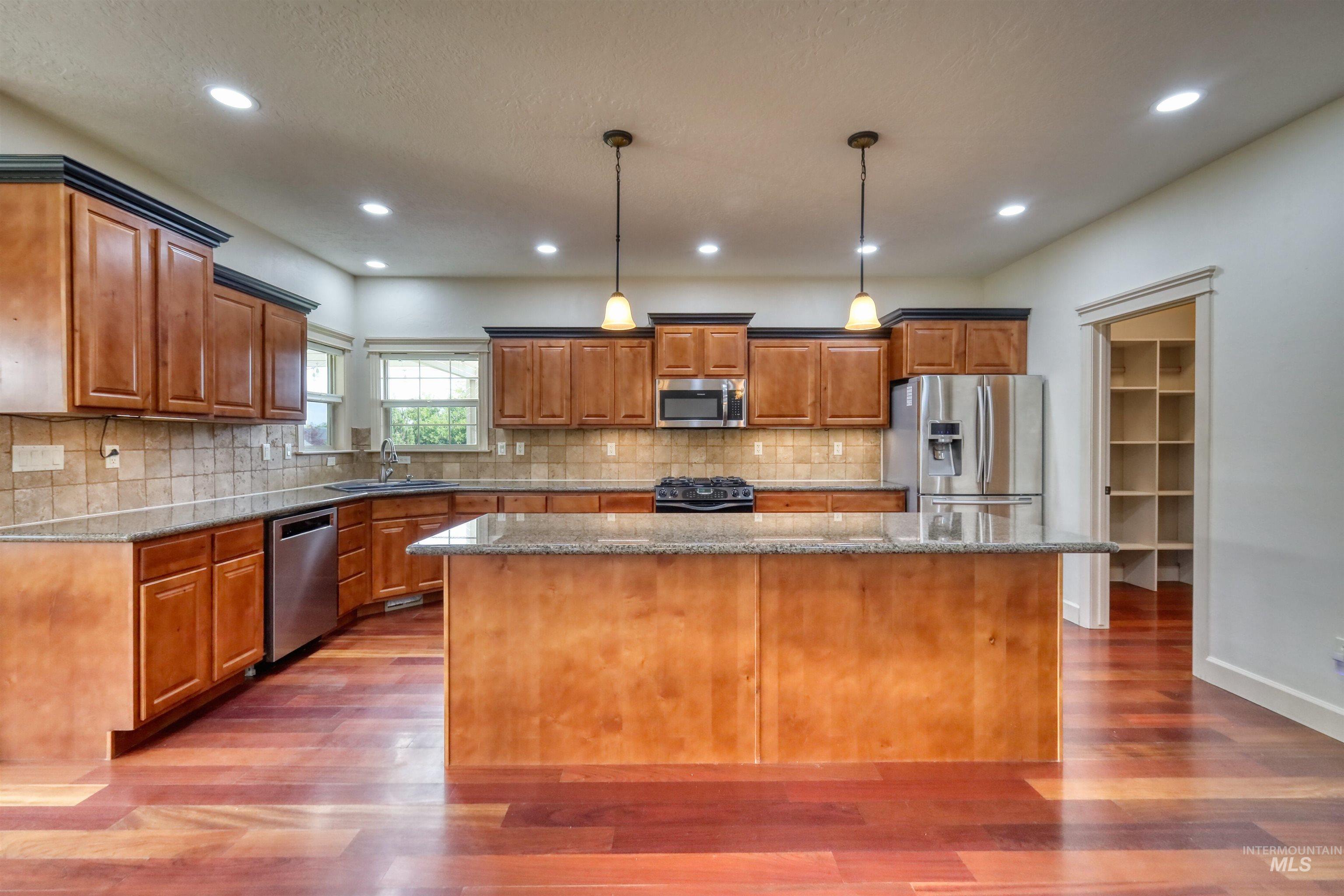 2813 S Bayhill Ct, Nampa, Idaho 83686, 3 Bedrooms, 3 Bathrooms, Residential For Sale, Price $648,000, 98975845