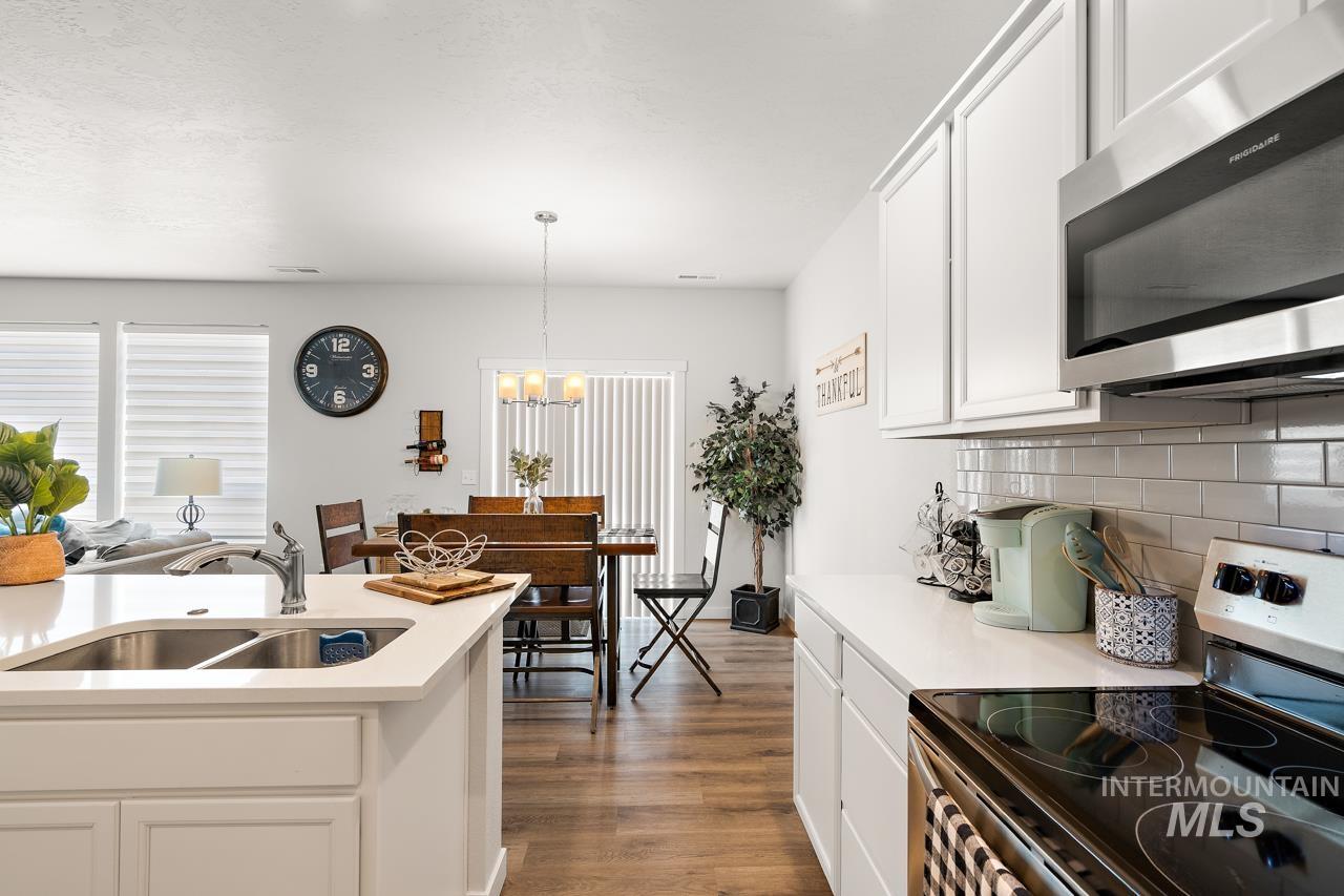 3945 W Peak Cloud Dr., Meridian, Idaho 83642, 3 Bedrooms, 2.5 Bathrooms, Residential For Sale, Price $439,900, 98975851