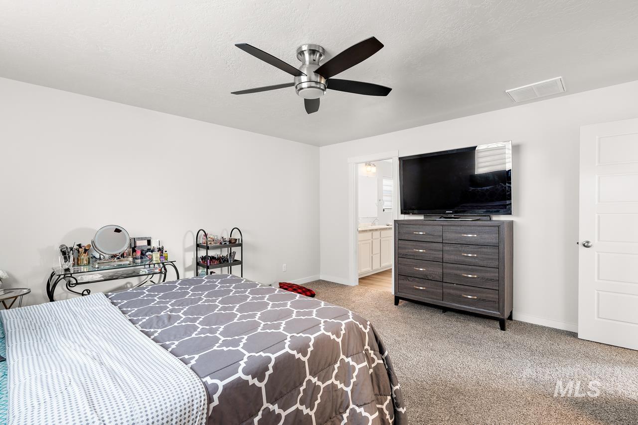 3945 W Peak Cloud Dr., Meridian, Idaho 83642, 3 Bedrooms, 2.5 Bathrooms, Residential For Sale, Price $439,900, 98975851