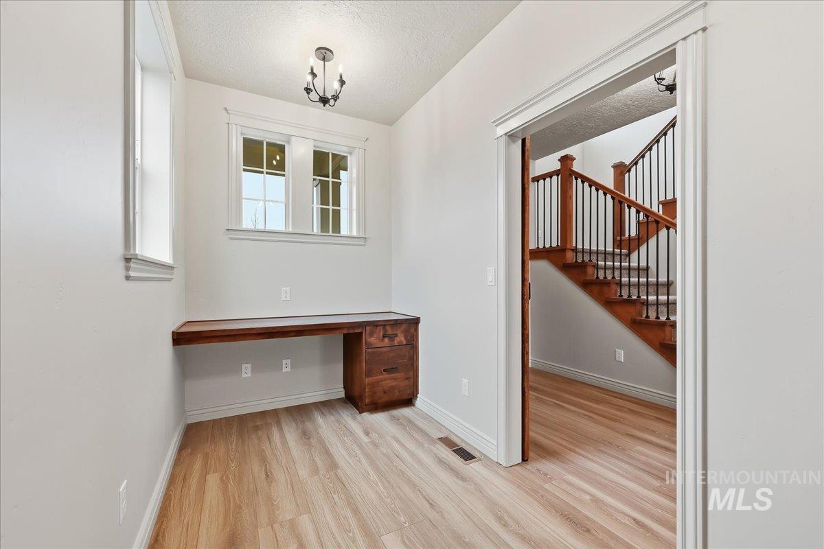 7800 W Flathead Lake St, Eagle, Idaho 83616, 4 Bedrooms, 2.5 Bathrooms, Residential For Sale, Price $949,900, 98975905