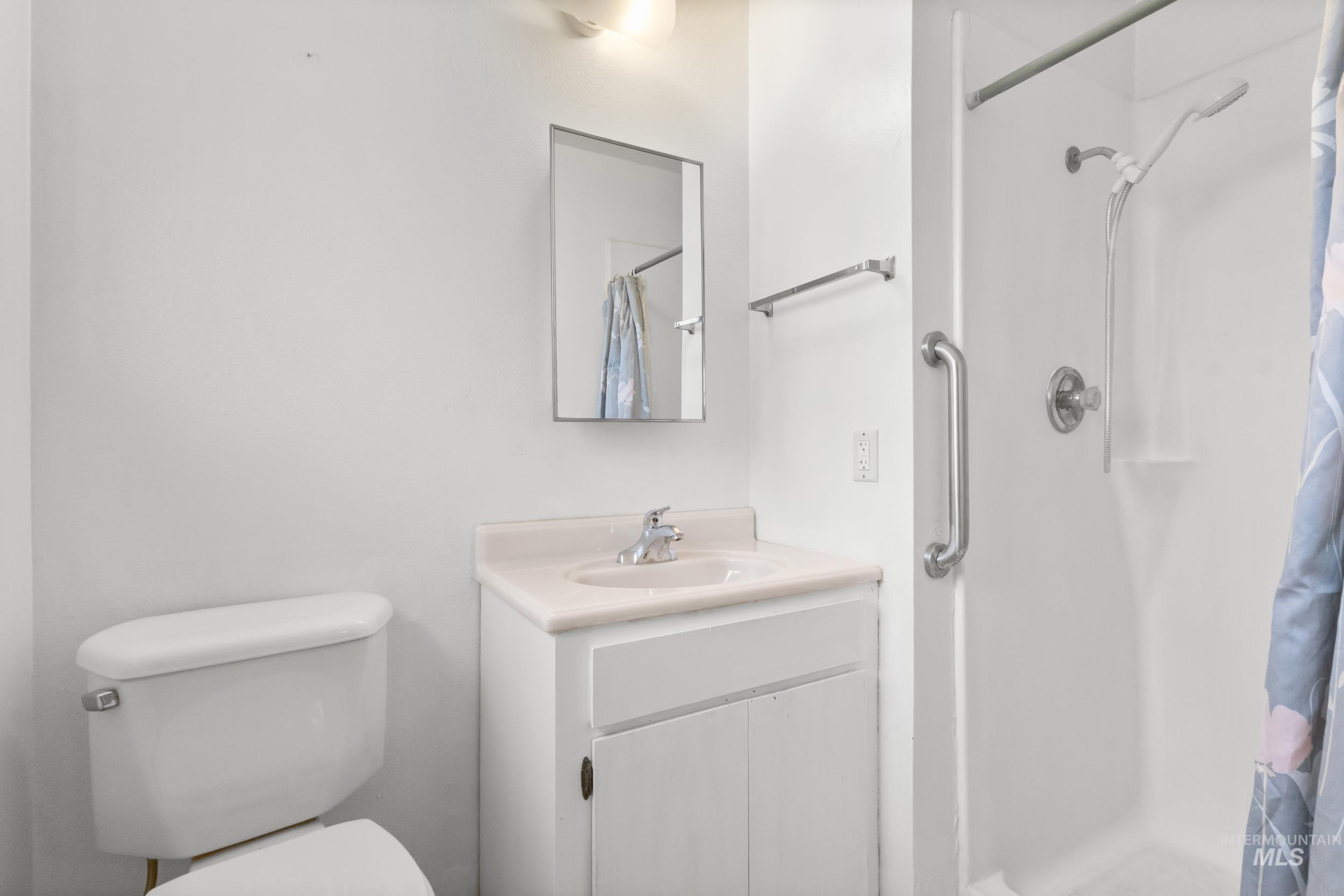 512 E Black Canyon Hwy, Emmett, Idaho 83617, 5 Bedrooms, 2 Bathrooms, Residential For Sale, Price $524,900, 98975928