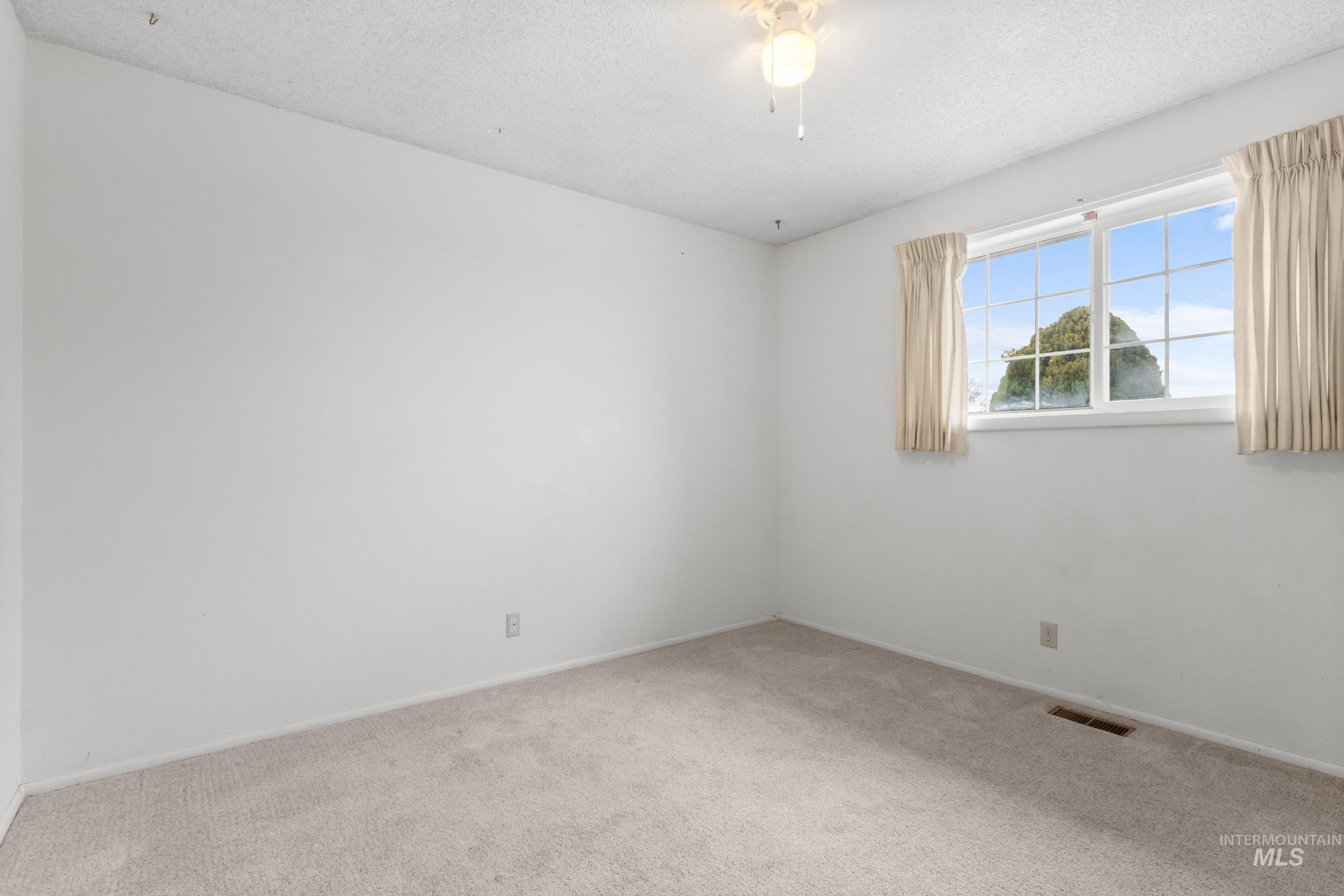 512 E Black Canyon Hwy, Emmett, Idaho 83617, 5 Bedrooms, 2 Bathrooms, Residential For Sale, Price $524,900, 98975928