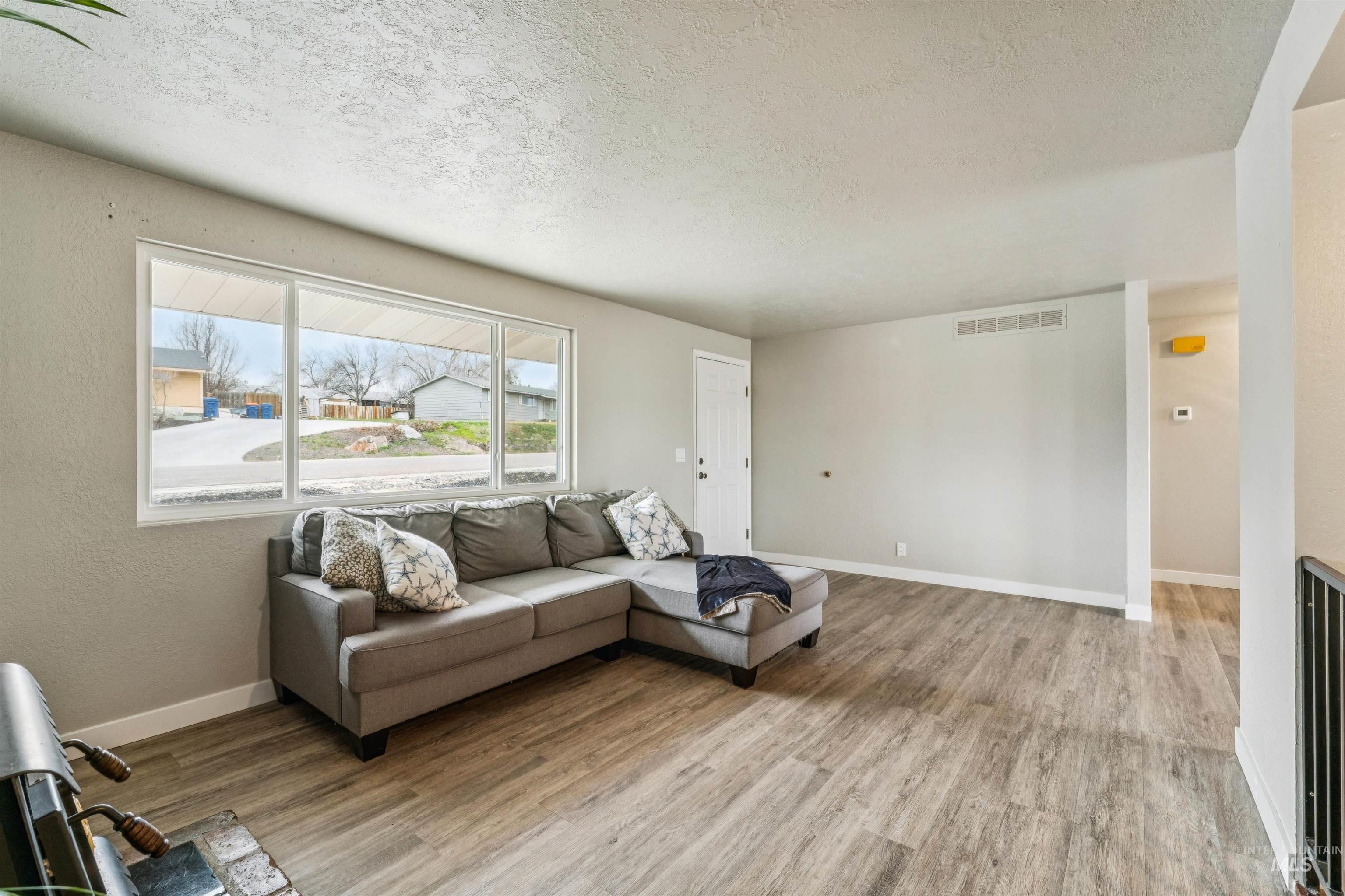 9988 W Fox Ridge Dr, Boise, Idaho 83709-7017, 4 Bedrooms, 2 Bathrooms, Residential For Sale, Price $463,500, 98975944