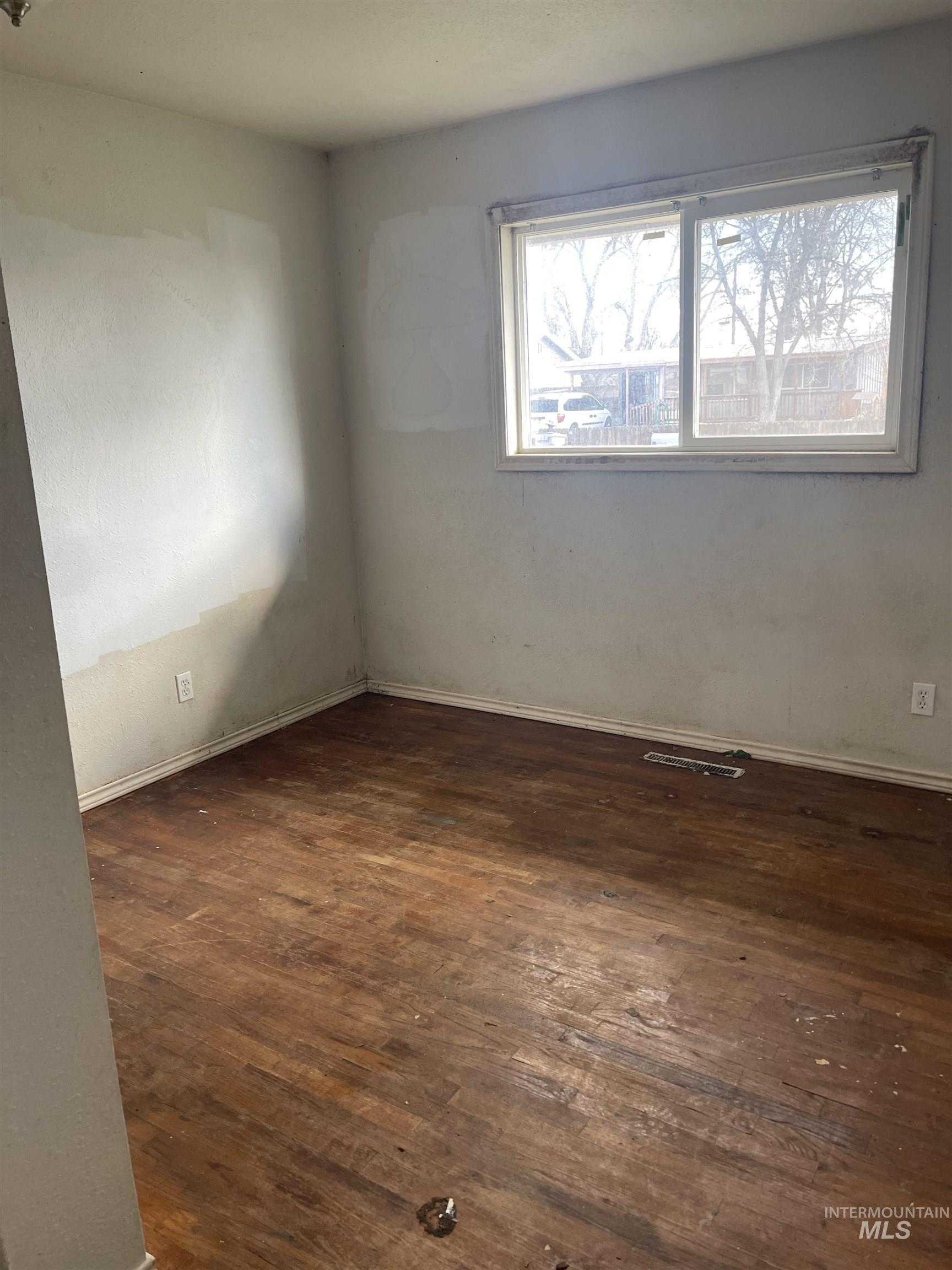 670 S 13th E, Mountain Home, Idaho 83647, 3 Bedrooms, 2 Bathrooms, Residential For Sale, Price $175,000,MLS 98975945