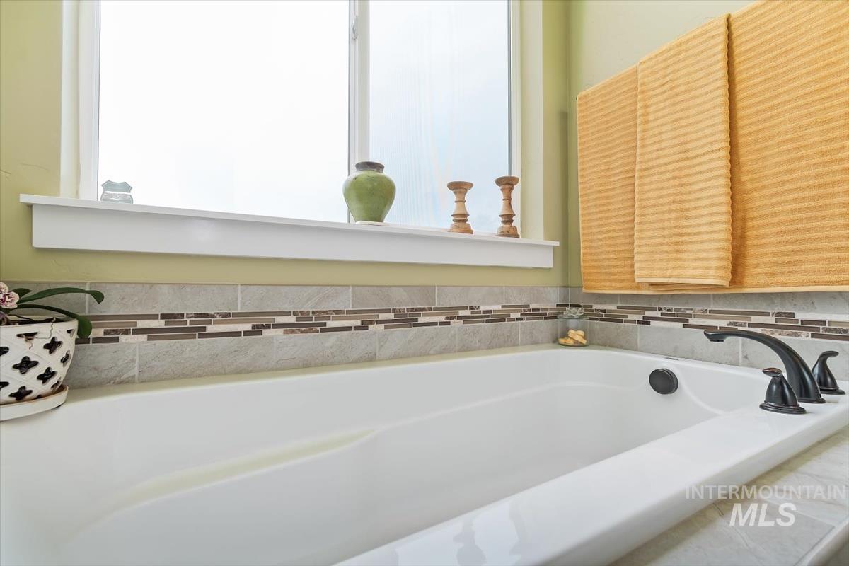 27482 Warren Lane, Wilder, Idaho 83676-5407, 4 Bedrooms, 2.5 Bathrooms, Residential For Sale, Price $655,000, 98975951