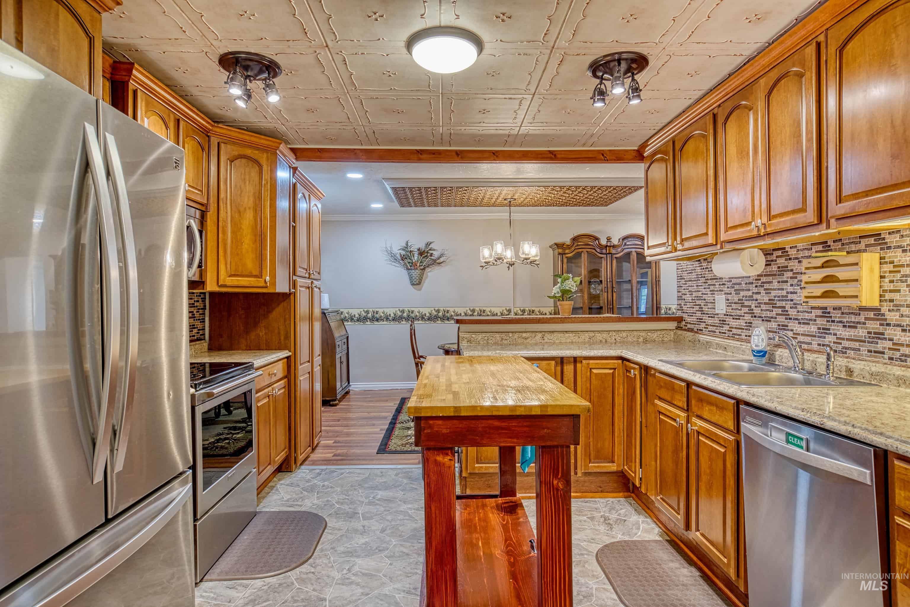 1059 SW 3rd Ave., Ontario, Oregon 97914-0000, 5 Bedrooms, 2.5 Bathrooms, Residential For Sale, Price $389,000, 98975958