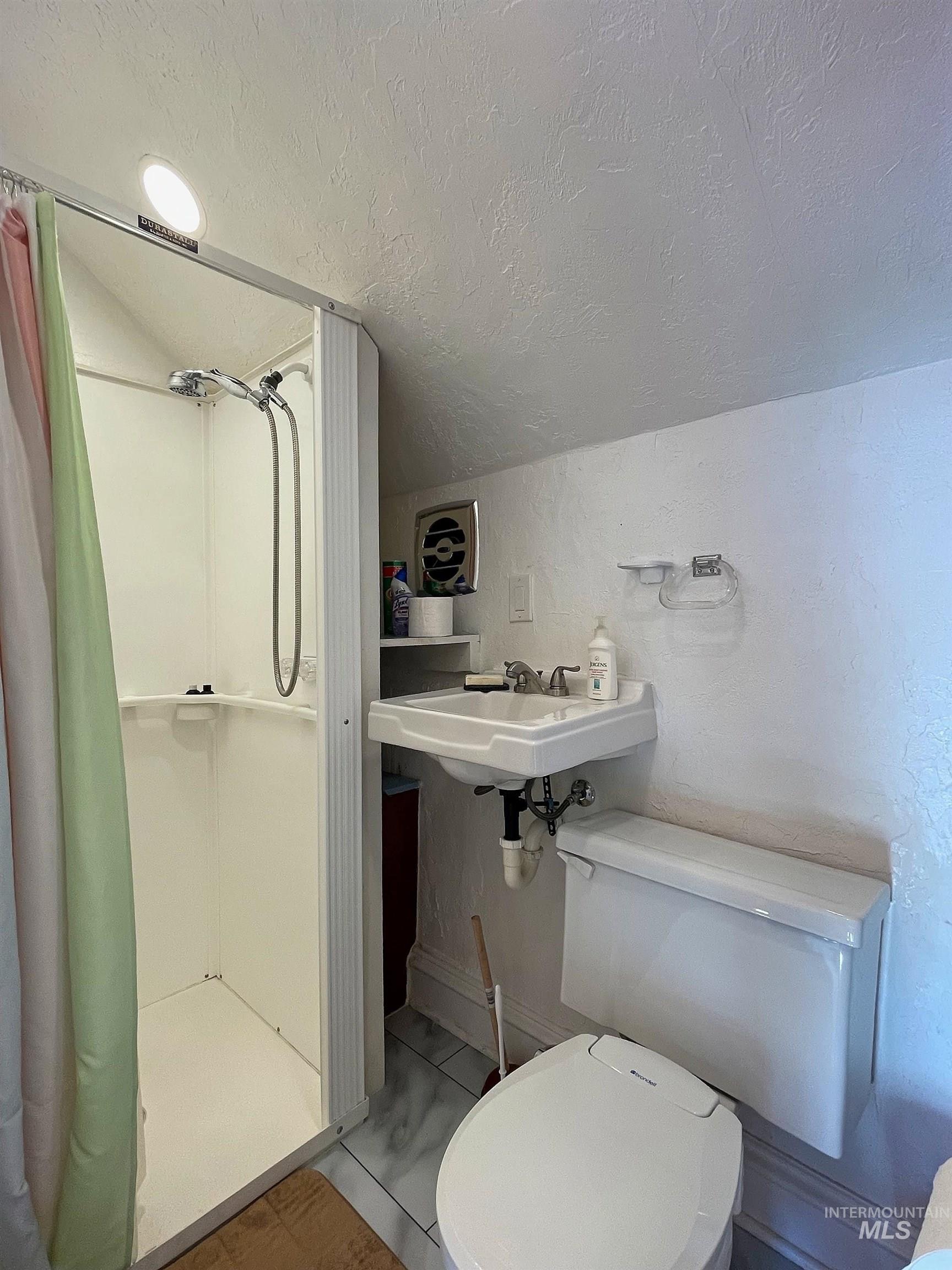 1059 SW 3rd Ave., Ontario, Oregon 97914-0000, 5 Bedrooms, 2.5 Bathrooms, Residential For Sale, Price $389,000, 98975958