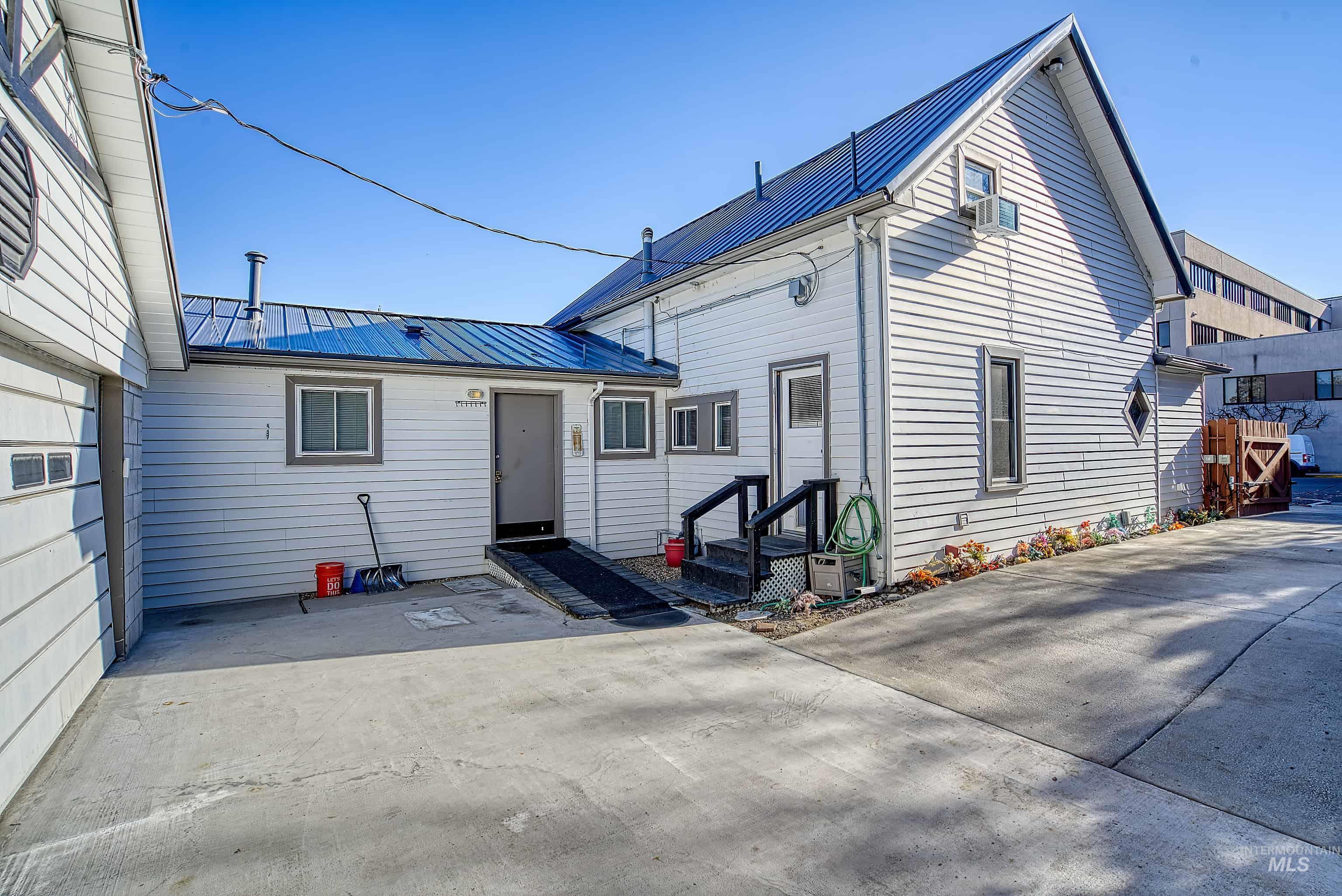 1059 SW 3rd Ave., Ontario, Oregon 97914-0000, 5 Bedrooms, 2.5 Bathrooms, Residential For Sale, Price $389,000, 98975958