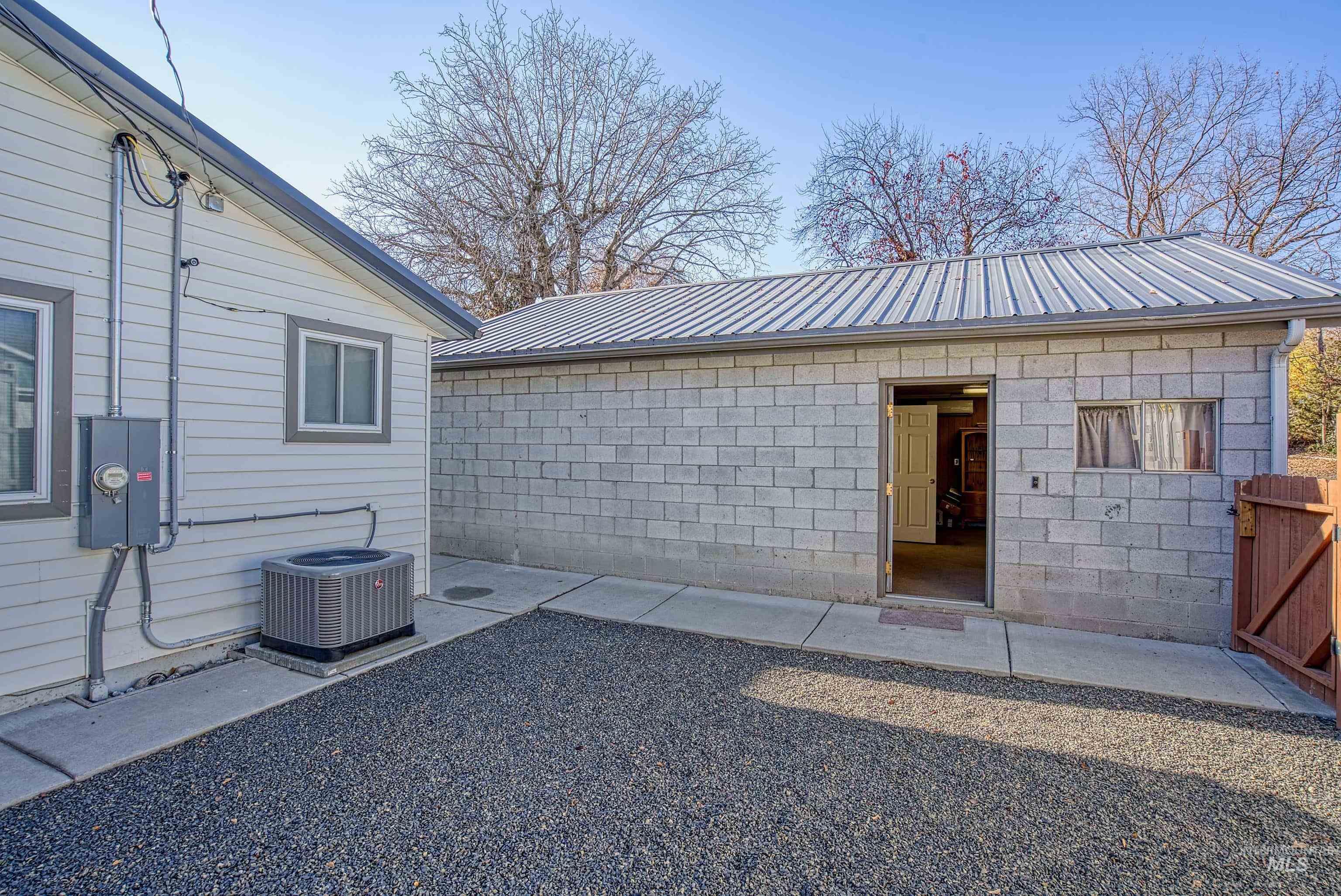 1059 SW 3rd Ave., Ontario, Oregon 97914-0000, 5 Bedrooms, 2.5 Bathrooms, Residential For Sale, Price $389,000, 98975958