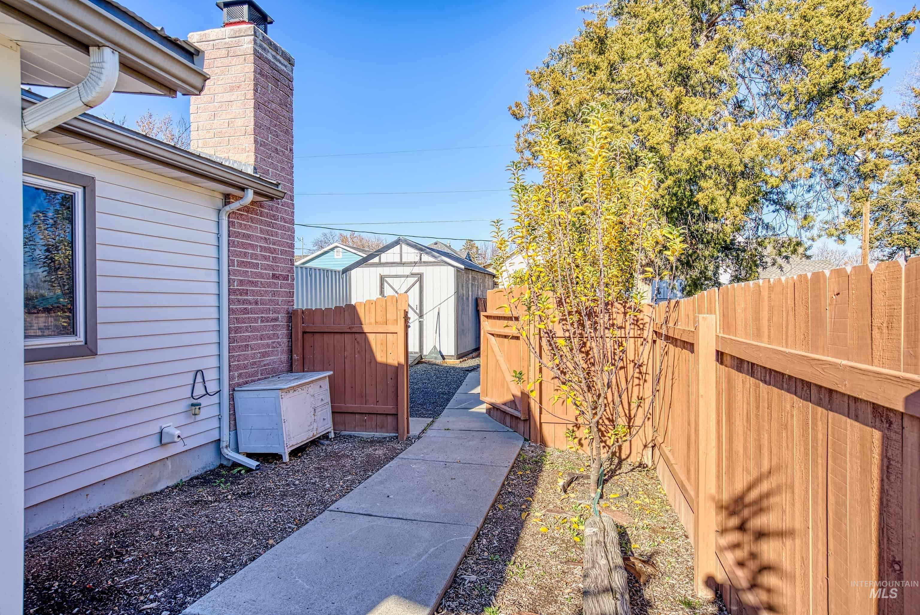 1059 SW 3rd Ave., Ontario, Oregon 97914-0000, 5 Bedrooms, 2.5 Bathrooms, Residential For Sale, Price $389,000, 98975958