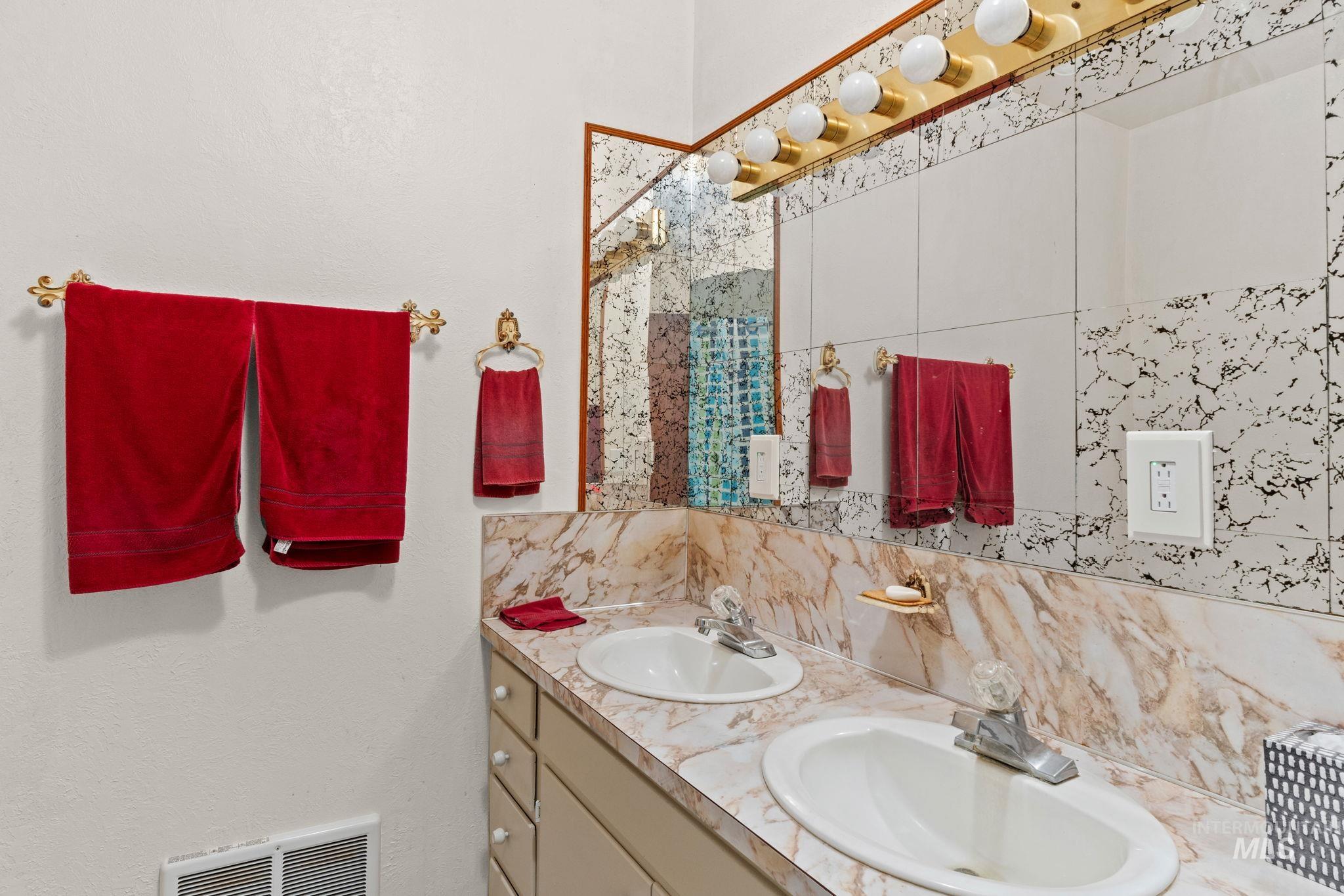 3918 E 3600 N, Hansen, Idaho 83334, 3 Bedrooms, 2 Bathrooms, Residential For Sale, Price $430,000,MLS 98975966