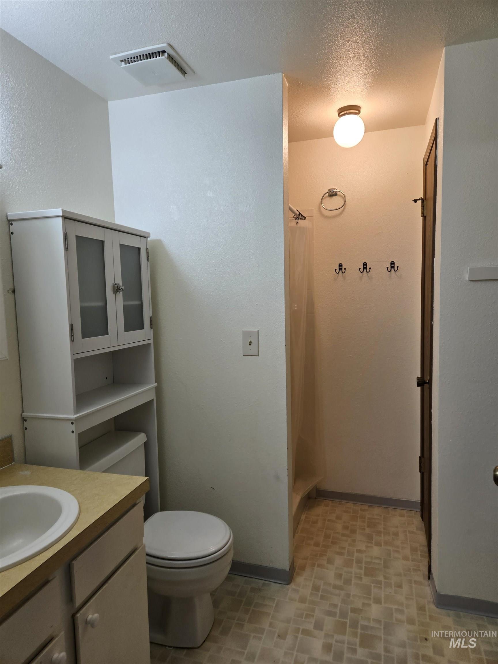 798 Skyhawk Drive, Ontario, Oregon 97914, 3 Bedrooms, 2 Bathrooms, Residential For Sale, Price $275,000, 98975968