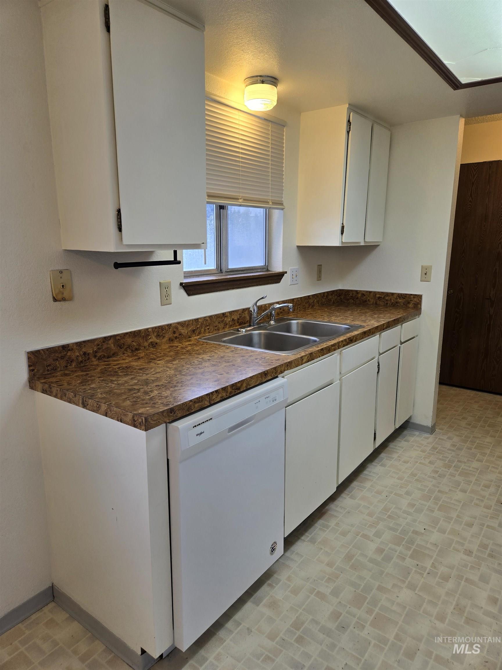 798 Skyhawk Drive, Ontario, Oregon 97914, 3 Bedrooms, 2 Bathrooms, Residential For Sale, Price $275,000, 98975968