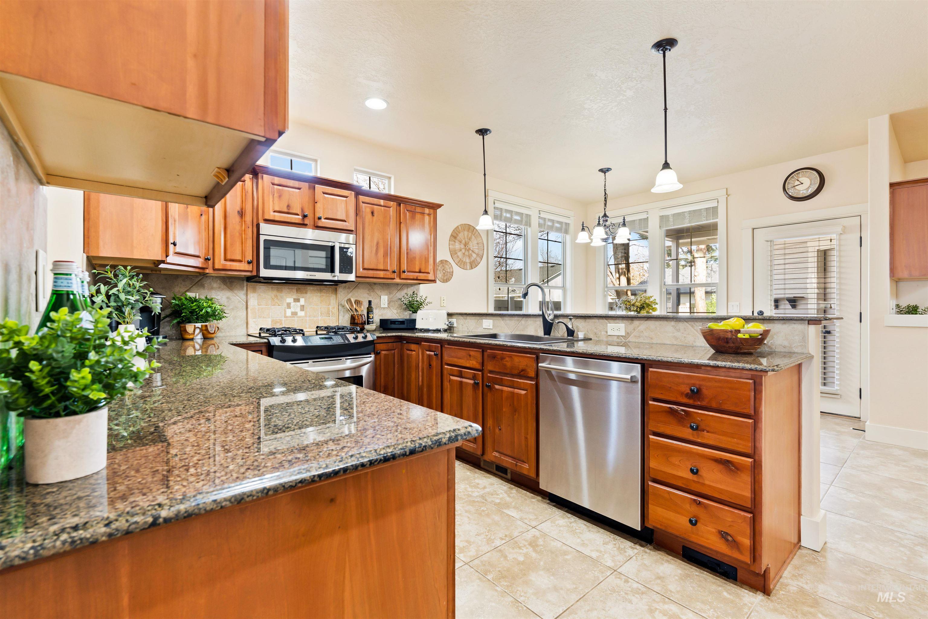 948 E Shadow Creek Ln, Eagle, Idaho 83616, 3 Bedrooms, 2.5 Bathrooms, Residential For Sale, Price $549,000, 98975977