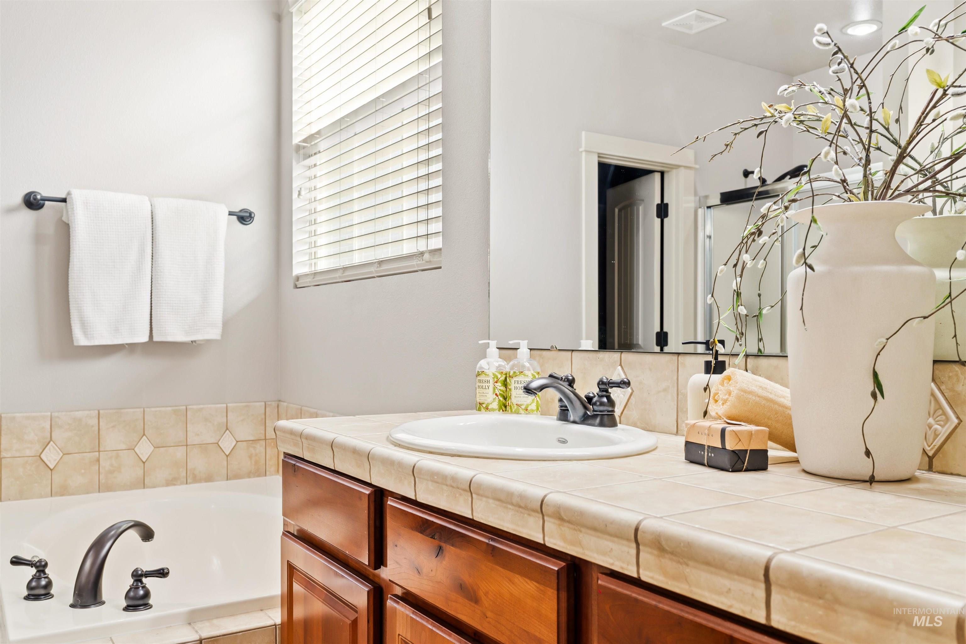 948 E Shadow Creek Ln, Eagle, Idaho 83616, 3 Bedrooms, 2.5 Bathrooms, Residential For Sale, Price $549,000, 98975977