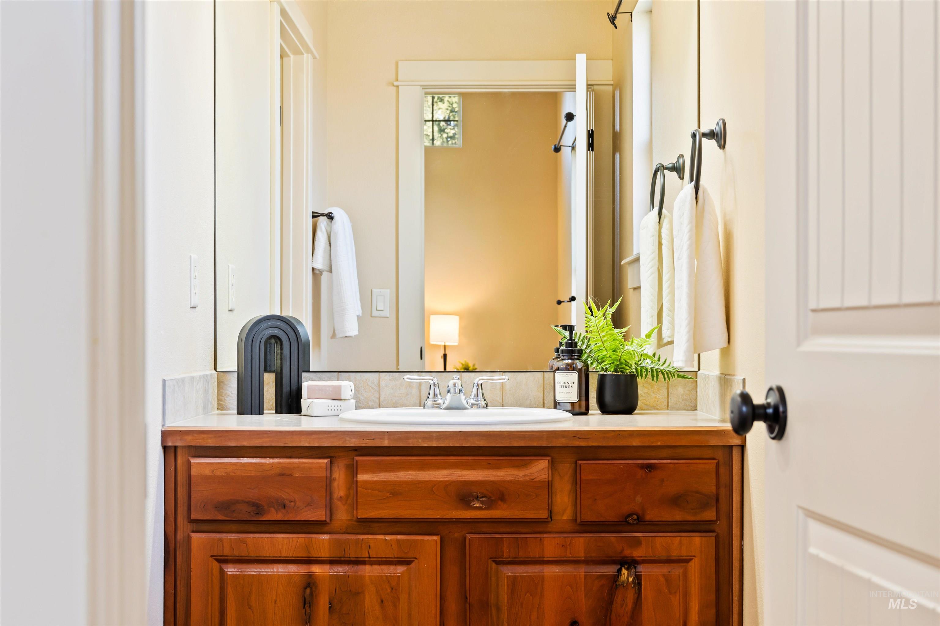 948 E Shadow Creek Ln, Eagle, Idaho 83616, 3 Bedrooms, 2.5 Bathrooms, Residential For Sale, Price $549,000, 98975977