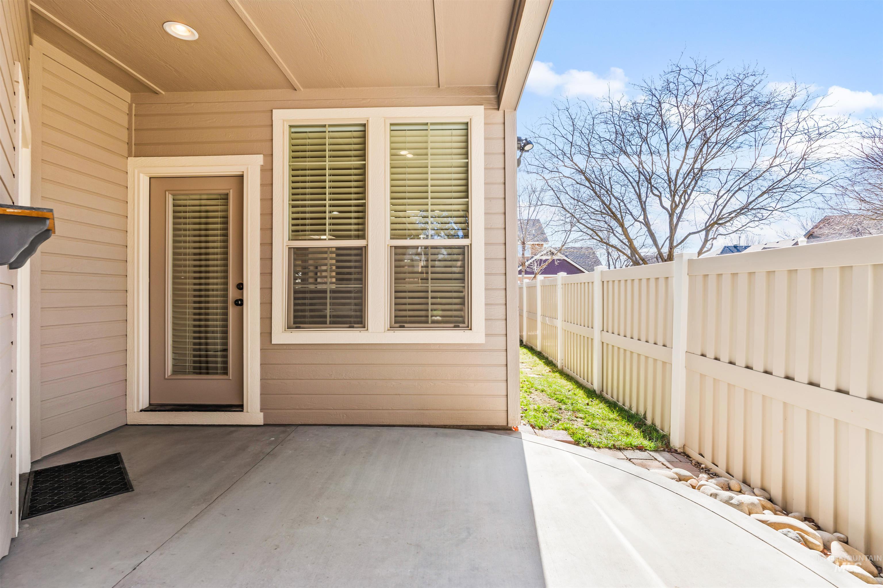 948 E Shadow Creek Ln, Eagle, Idaho 83616, 3 Bedrooms, 2.5 Bathrooms, Residential For Sale, Price $549,000, 98975977