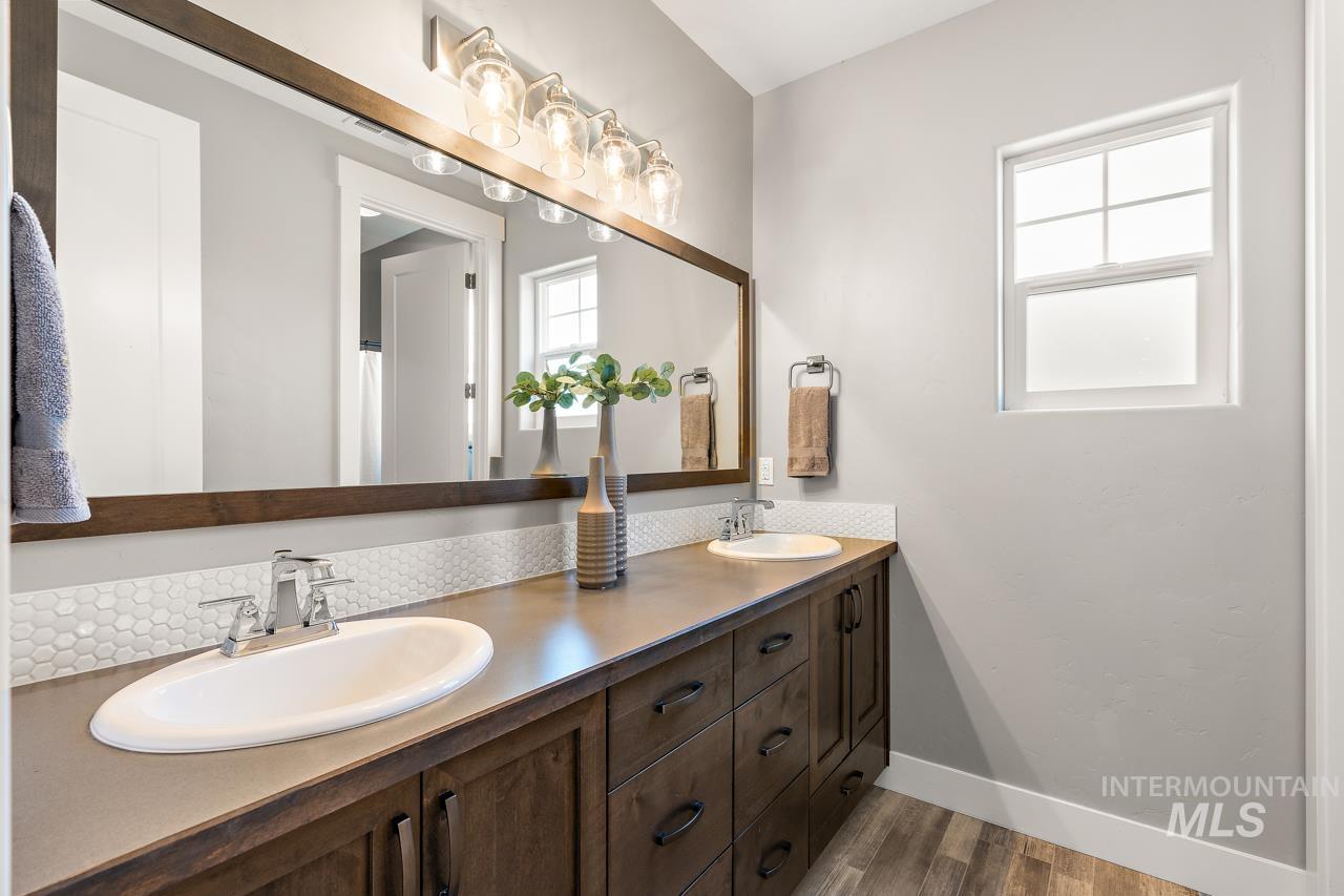 2852 S Shady Lane, Boise, Idaho 83716, 5 Bedrooms, 2.5 Bathrooms, Residential For Sale, Price $800,000,MLS 98975987