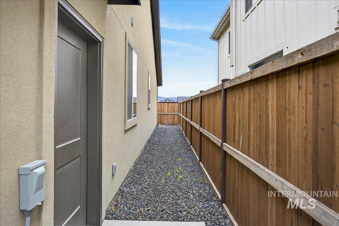 438 S Big Star Ln, Eagle, Idaho 83616, 3 Bedrooms, 2 Bathrooms, Residential For Sale, Price $588,800, 98976001