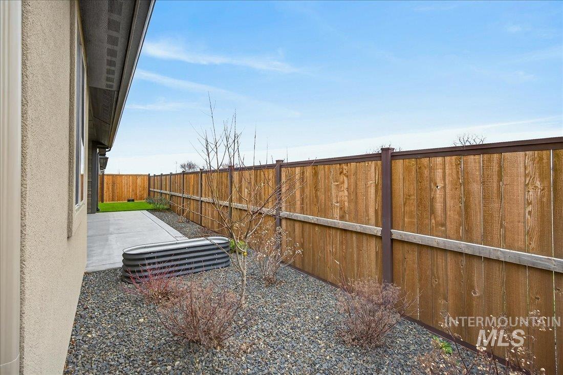 438 S Big Star Ln, Eagle, Idaho 83616, 3 Bedrooms, 2 Bathrooms, Residential For Sale, Price $588,800, 98976001