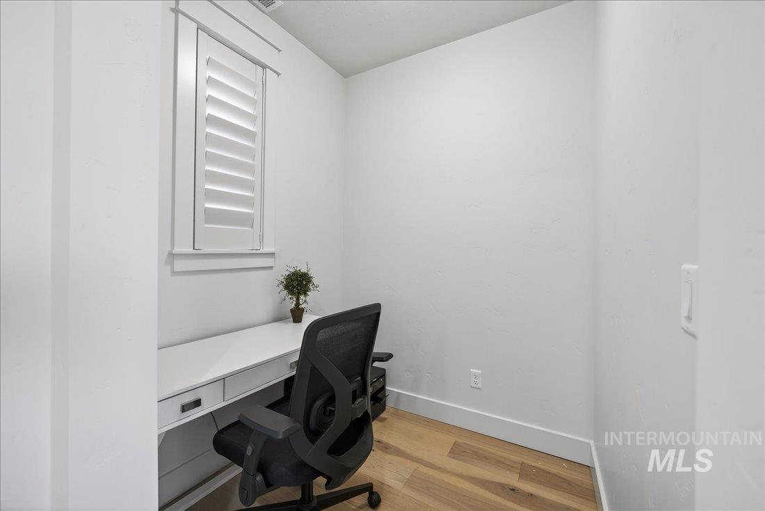 438 S Big Star Ln, Eagle, Idaho 83616, 3 Bedrooms, 2 Bathrooms, Residential For Sale, Price $588,800, 98976001