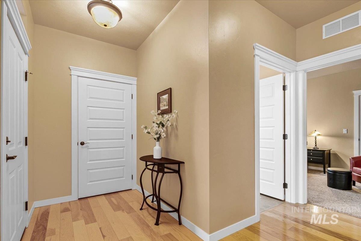 2986 N Cloverdale Rd., Boise, Idaho 83713, 2 Bedrooms, 2 Bathrooms, Residential For Sale, Price $445,000, 98976007