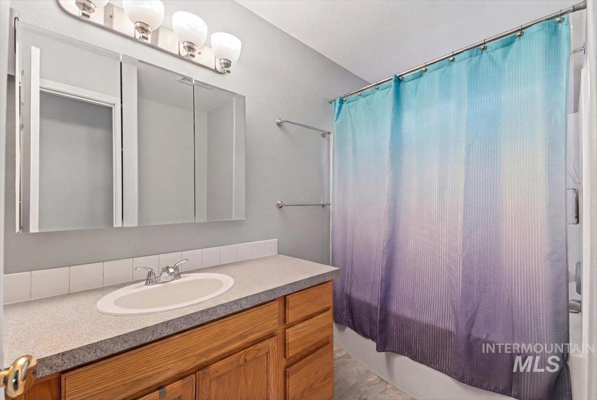 324 N Coppertree Dr, Nampa, Idaho 83651, 3 Bedrooms, 2 Bathrooms, Residential For Sale, Price $315,000, 98976012