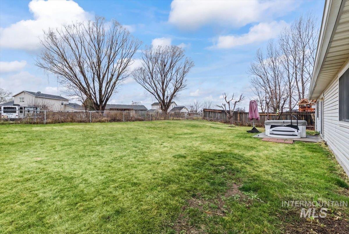 324 N Coppertree Dr, Nampa, Idaho 83651, 3 Bedrooms, 2 Bathrooms, Residential For Sale, Price $315,000, 98976012