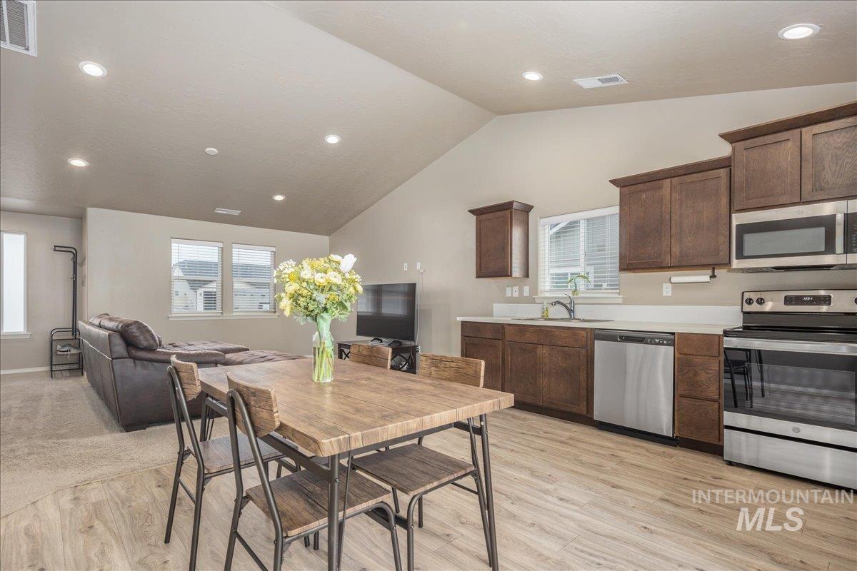 1512 White Fish Lake St, Caldwell, Idaho 83607, 3 Bedrooms, 2 Bathrooms, Residential For Sale, Price $355,000, 98976017