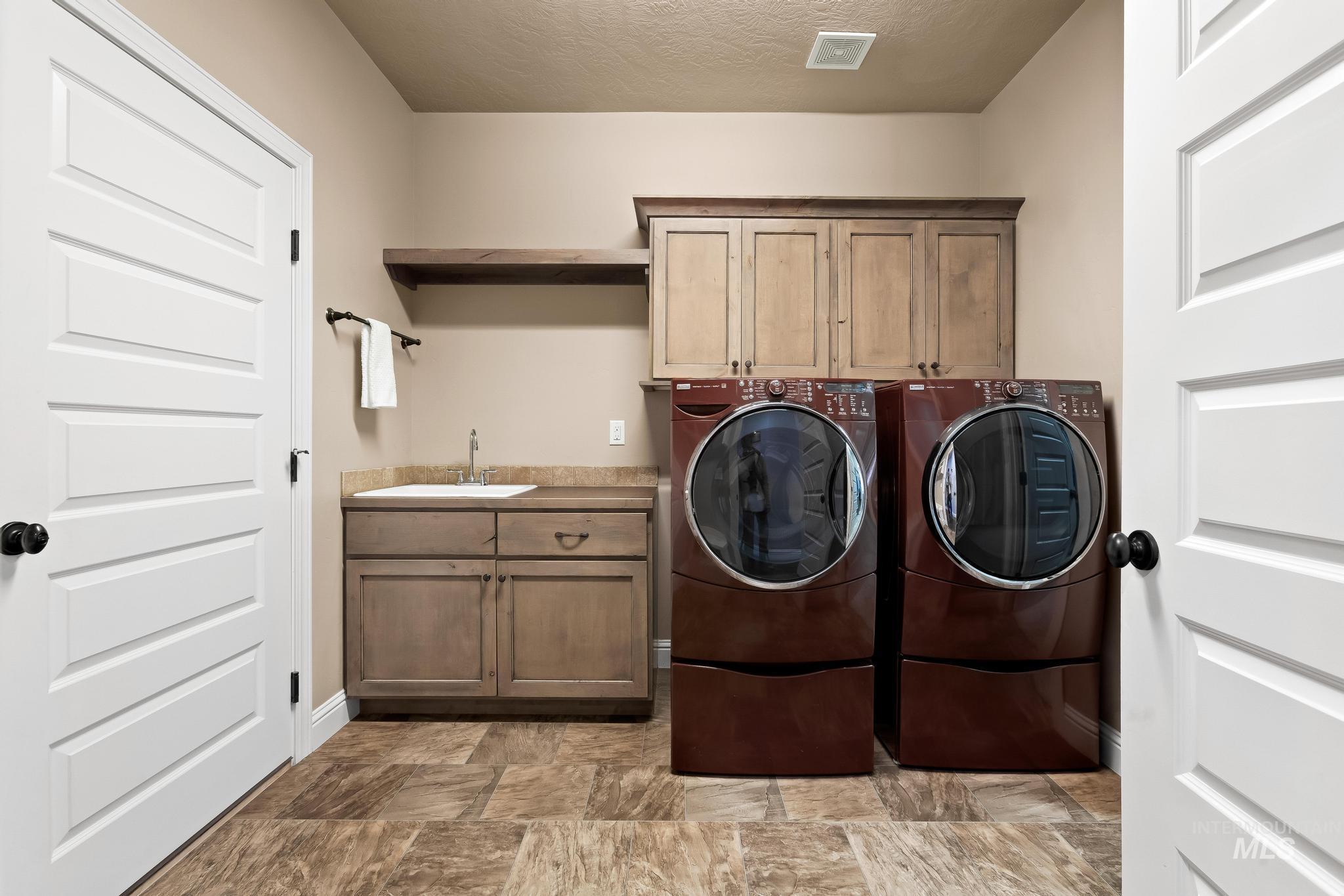 242 E Ryegate Dr, Meridian, Idaho 83646, 3 Bedrooms, 2 Bathrooms, Residential For Sale, Price $485,000, 98976021