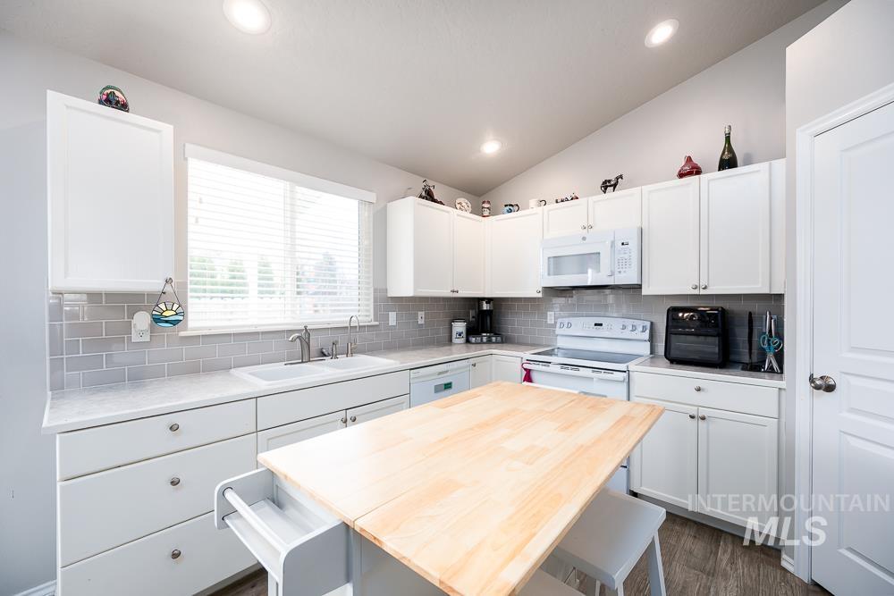 3340 S Malad Dr, Nampa, Idaho 83686, 3 Bedrooms, 2 Bathrooms, Residential For Sale, Price $360,000, 98976025