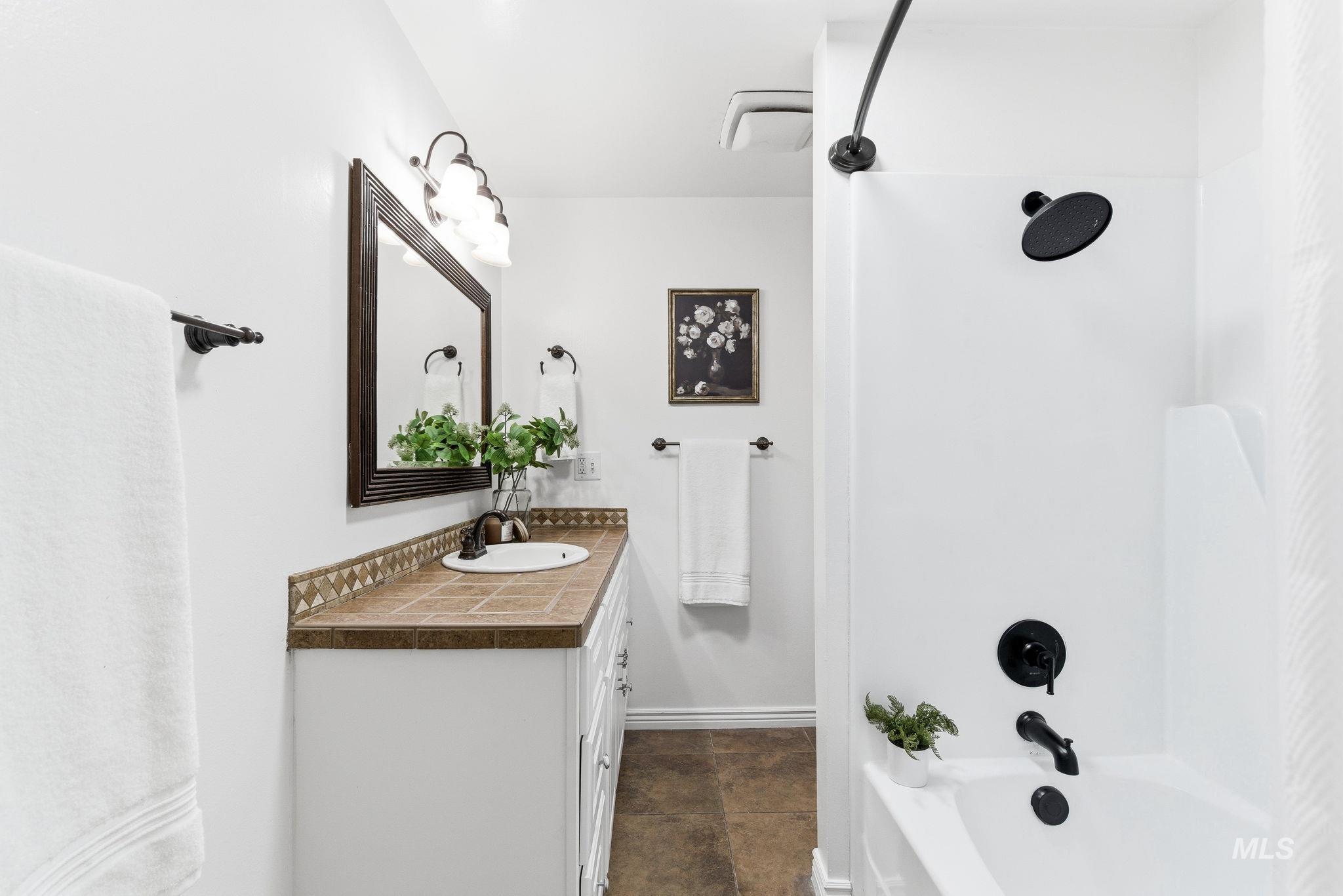 2723 Hillcrest Ln, Caldwell, Idaho 83605, 3 Bedrooms, 2 Bathrooms, Residential For Sale, Price $389,990, 98976029