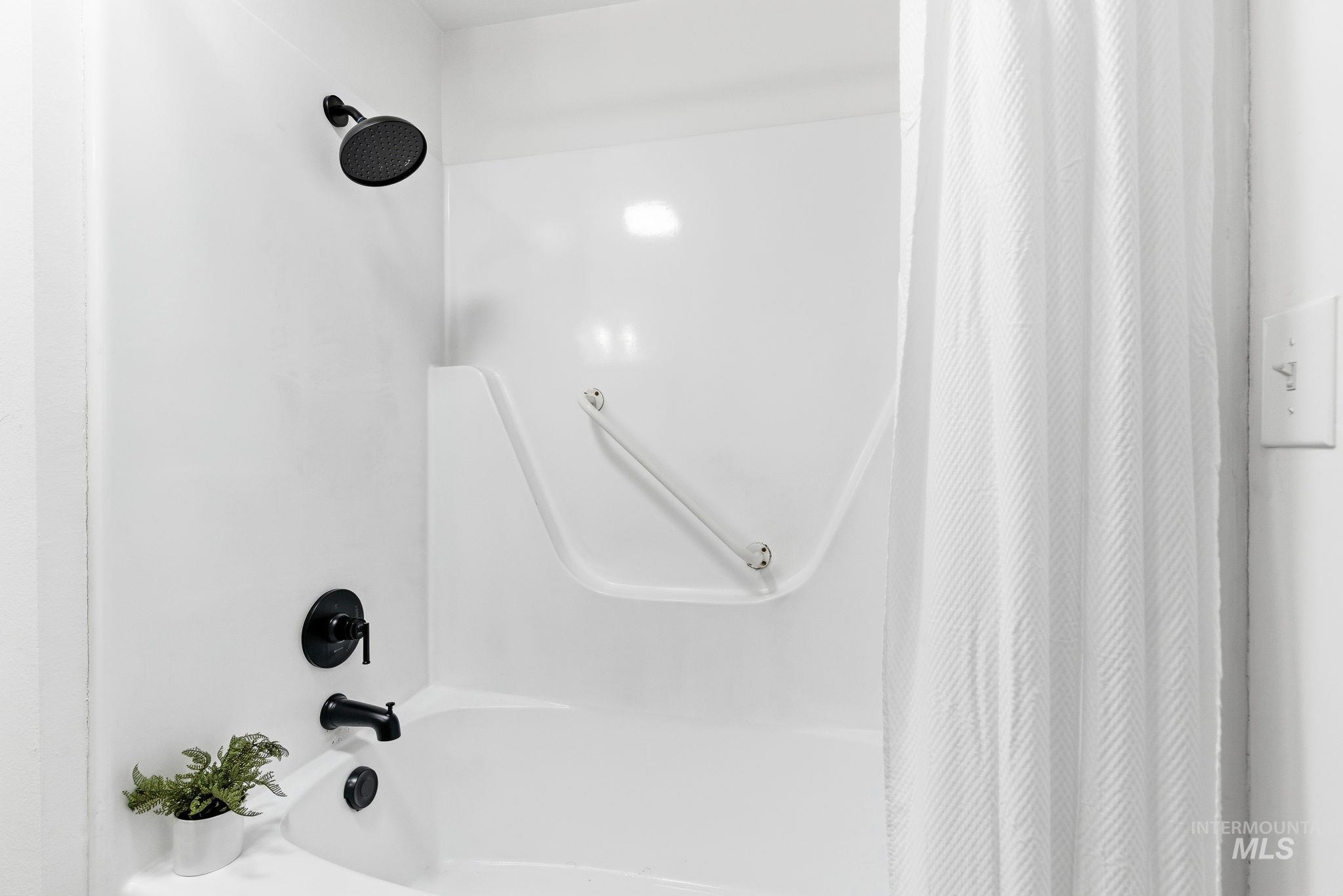 2723 Hillcrest Ln, Caldwell, Idaho 83605, 3 Bedrooms, 2 Bathrooms, Residential For Sale, Price $389,990, 98976029