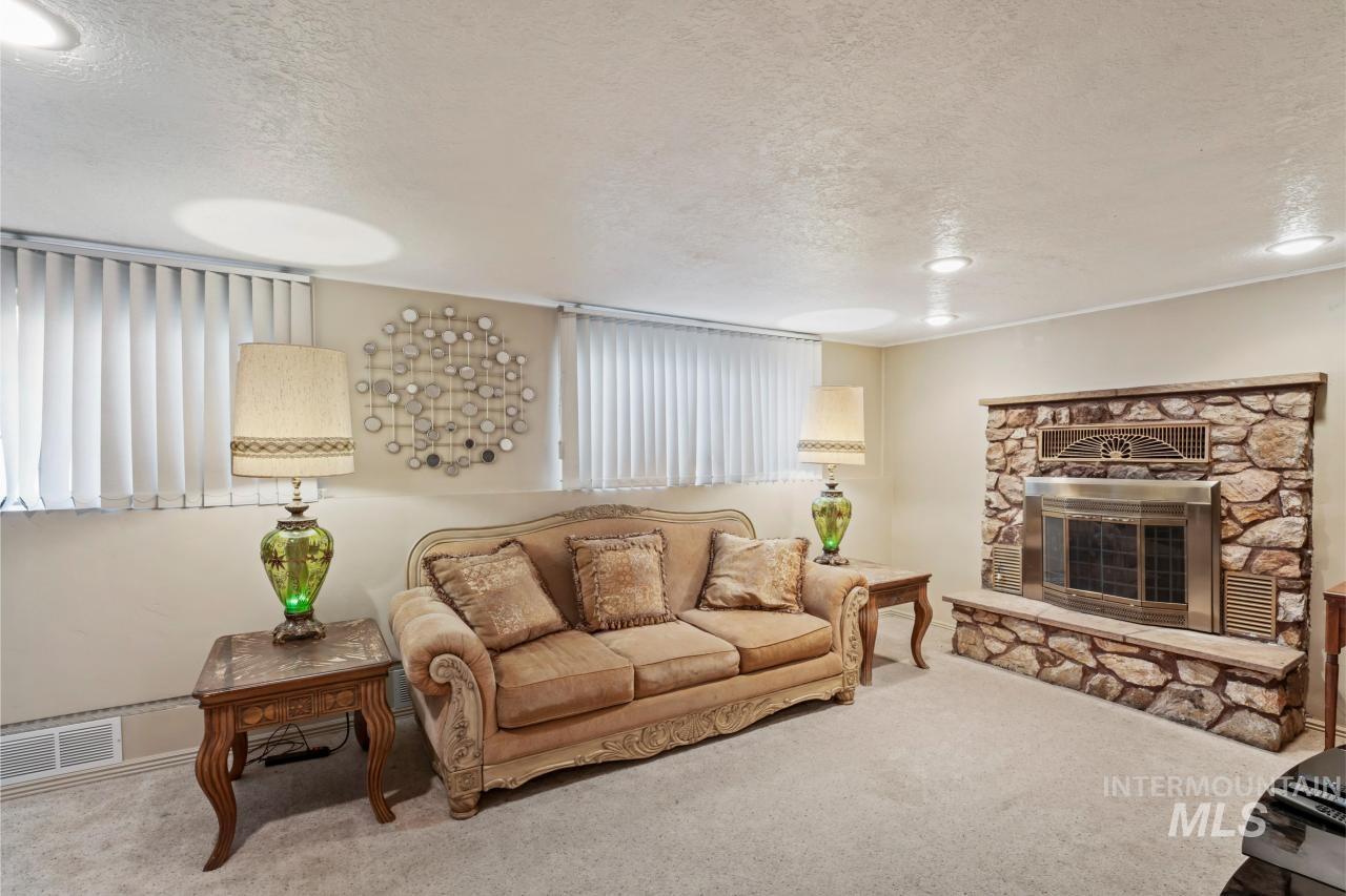 8725 W Shellie Lane, Boise, Idaho 83704, 4 Bedrooms, 2 Bathrooms, Residential For Sale, Price $400,000, 98976035