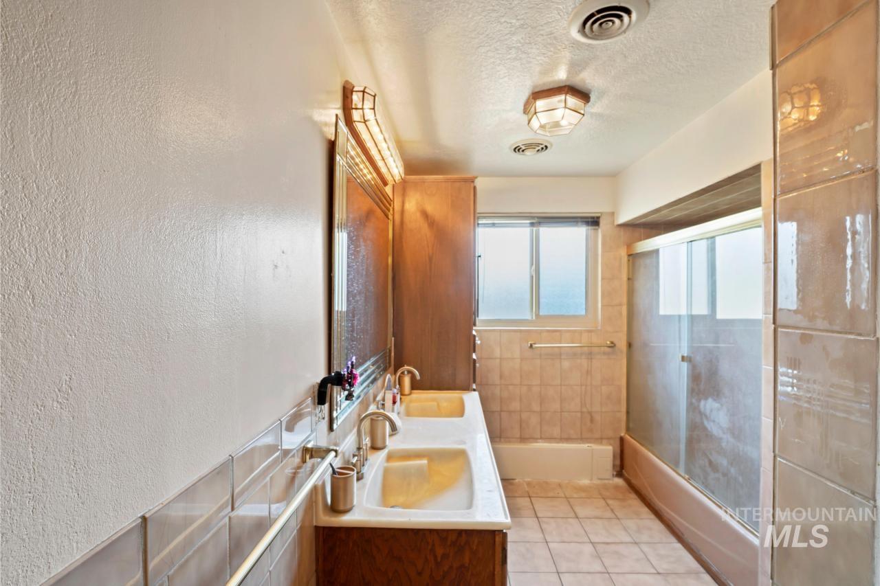 8725 W Shellie Lane, Boise, Idaho 83704, 4 Bedrooms, 2 Bathrooms, Residential For Sale, Price $400,000, 98976035