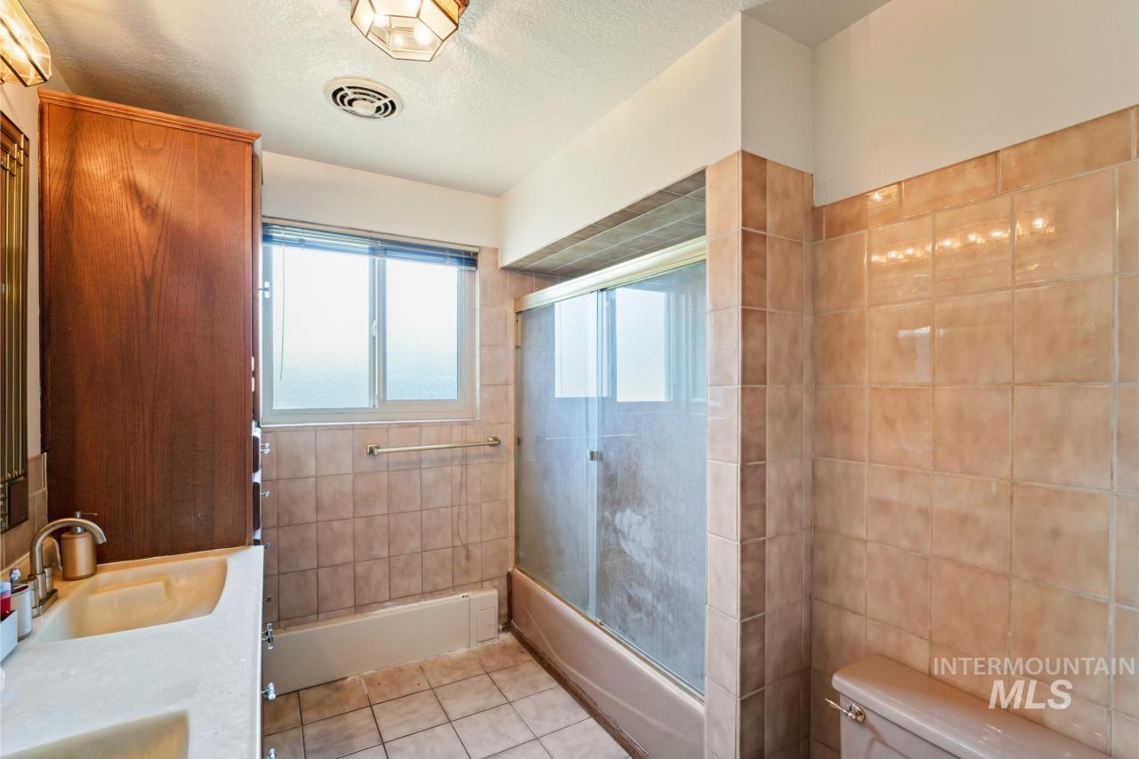 8725 W Shellie Lane, Boise, Idaho 83704, 4 Bedrooms, 2 Bathrooms, Residential For Sale, Price $400,000, 98976035