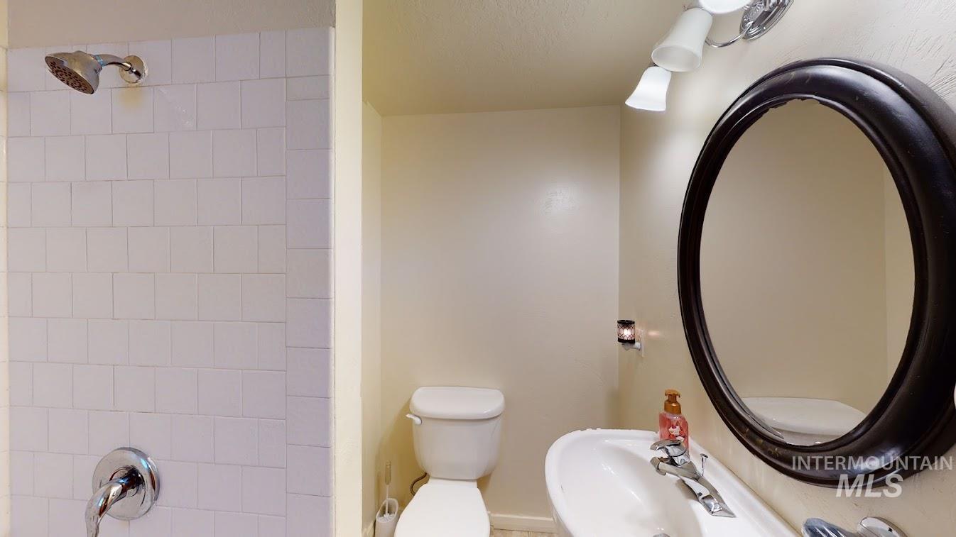 8725 W Shellie Lane, Boise, Idaho 83704, 4 Bedrooms, 2 Bathrooms, Residential For Sale, Price $400,000, 98976035