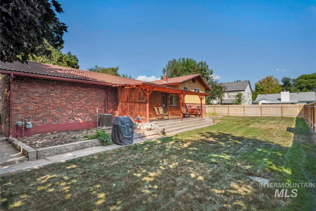 8725 W Shellie Lane, Boise, Idaho 83704, 4 Bedrooms, 2 Bathrooms, Residential For Sale, Price $400,000, 98976035