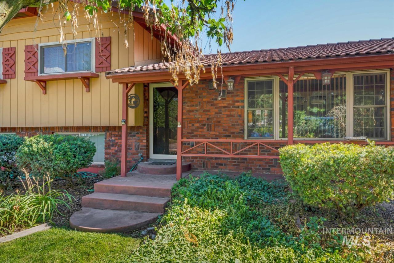 8725 W Shellie Lane, Boise, Idaho 83704, 4 Bedrooms, 2 Bathrooms, Residential For Sale, Price $400,000, 98976035