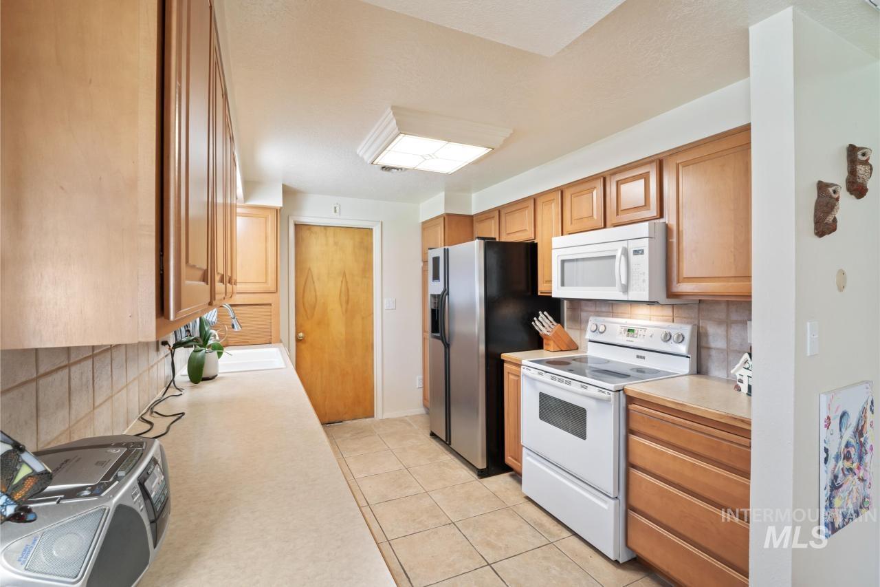 8725 W Shellie Lane, Boise, Idaho 83704, 4 Bedrooms, 2 Bathrooms, Residential For Sale, Price $400,000, 98976035