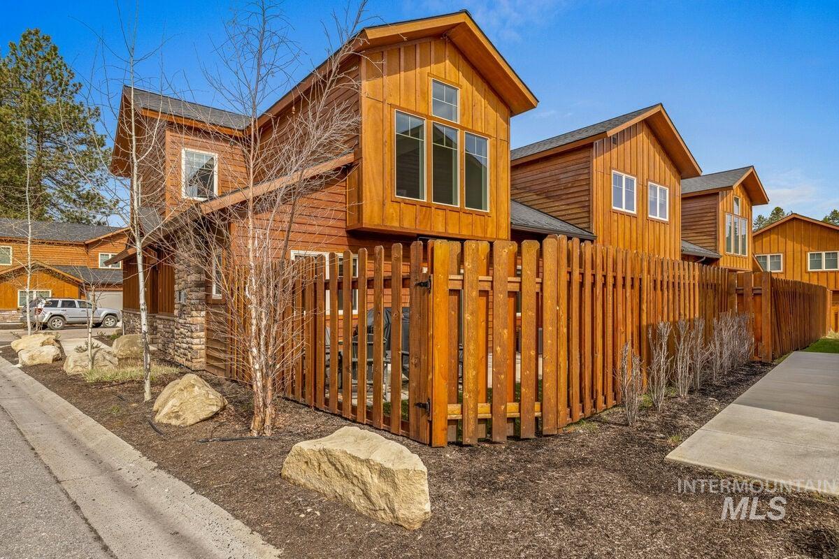 609 Blue Water Circle, McCall, Idaho 83638, 3 Bedrooms, 2.5 Bathrooms, Residential For Sale, Price $825,000, 98976042