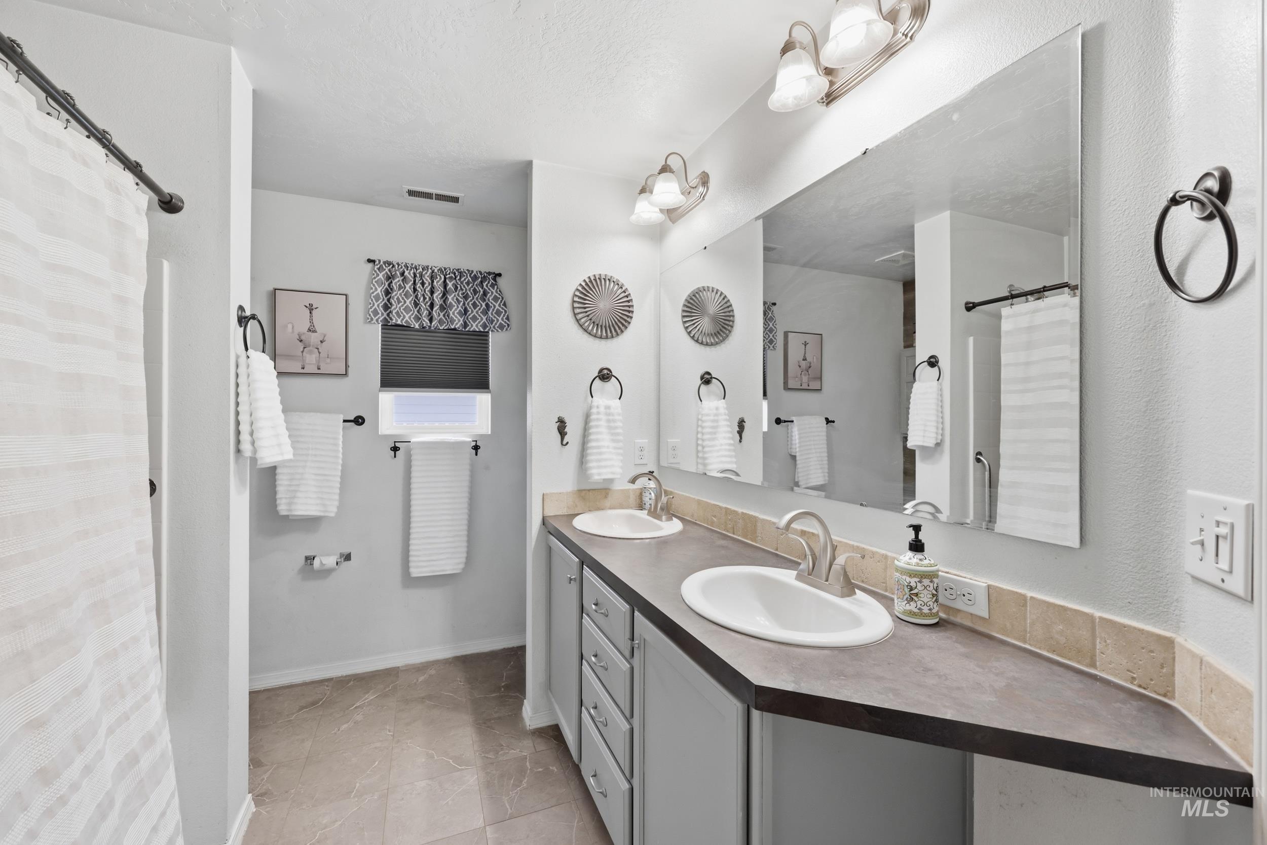 203 E Walcott Lake Dr., Middleton, Idaho 83644, 3 Bedrooms, 2 Bathrooms, Residential For Sale, Price $425,000, 98976059